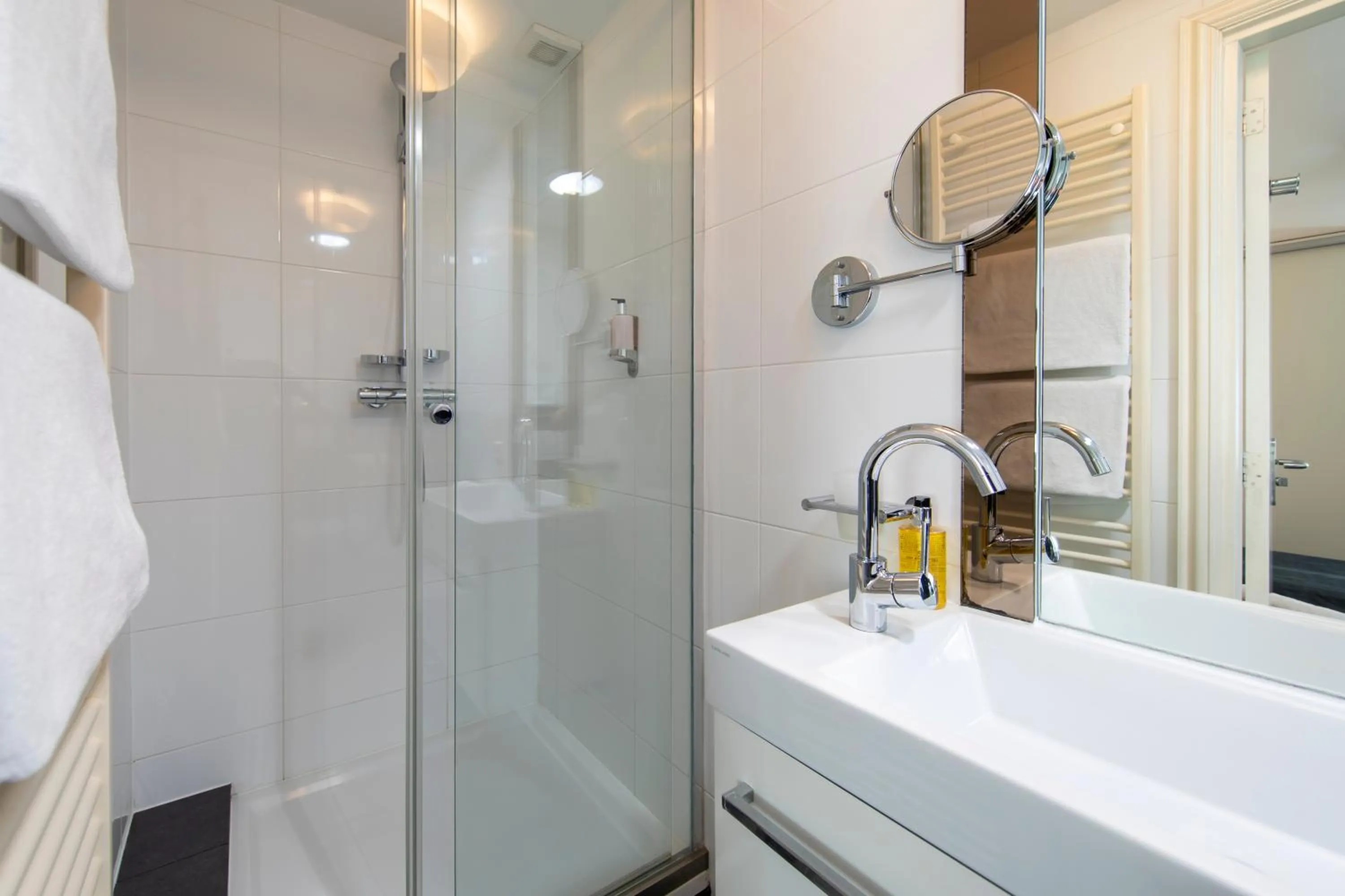 Shower in Hotel La Rosa Amsterdam Beach