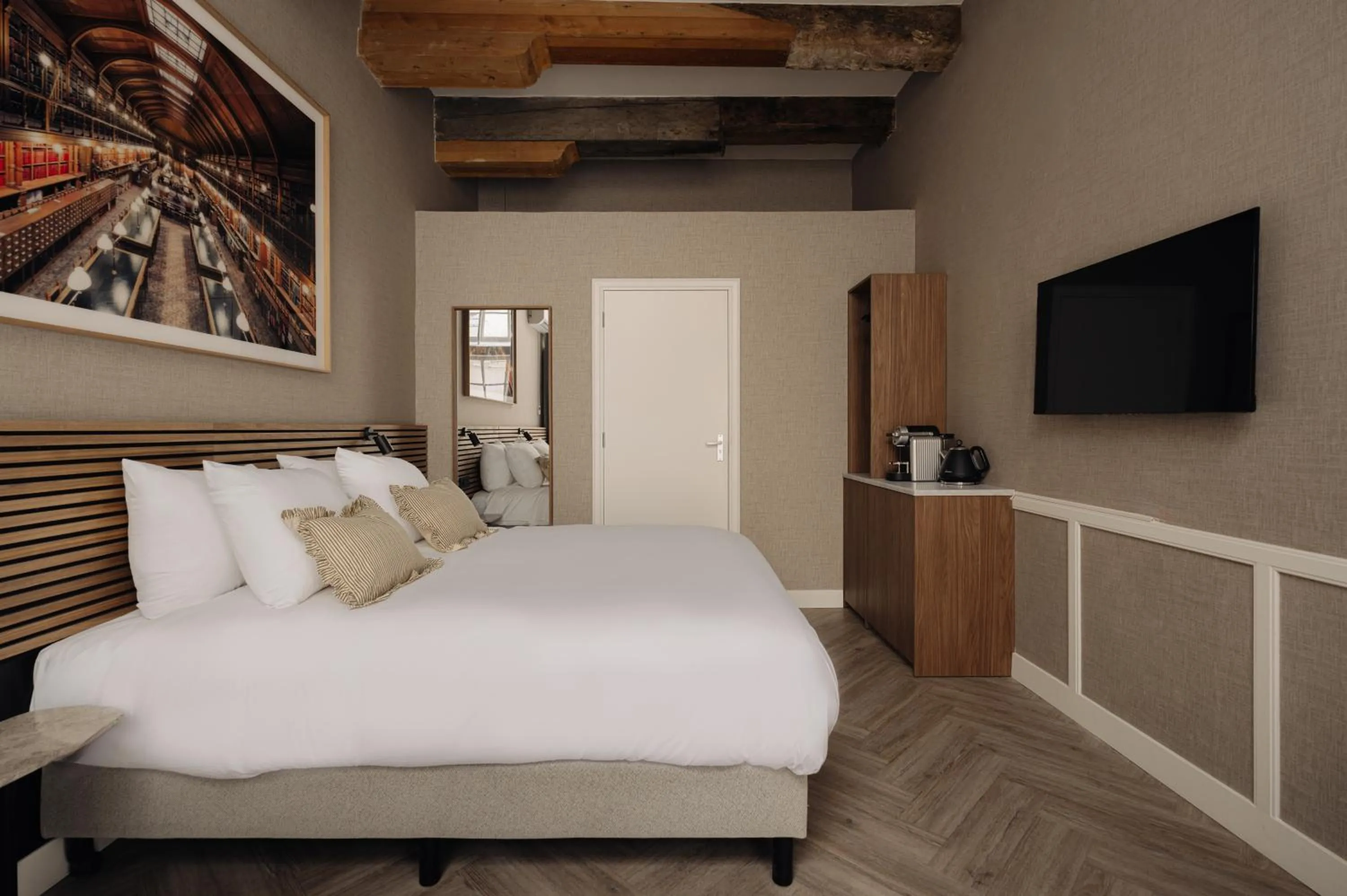 Bed in Adam's Canal House