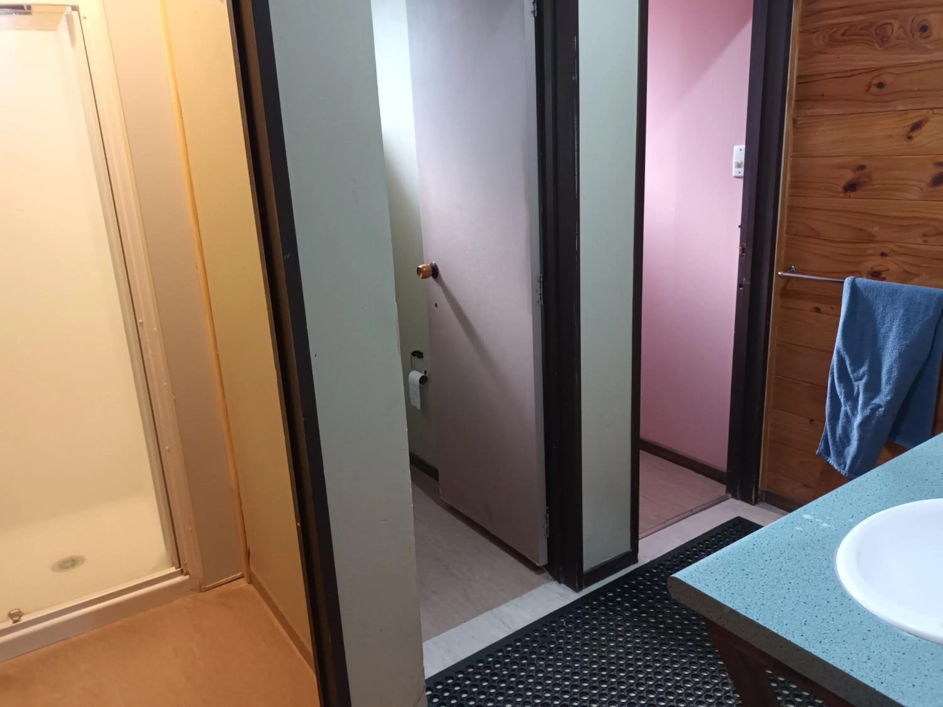 Bathroom in JunoHall Backpackers