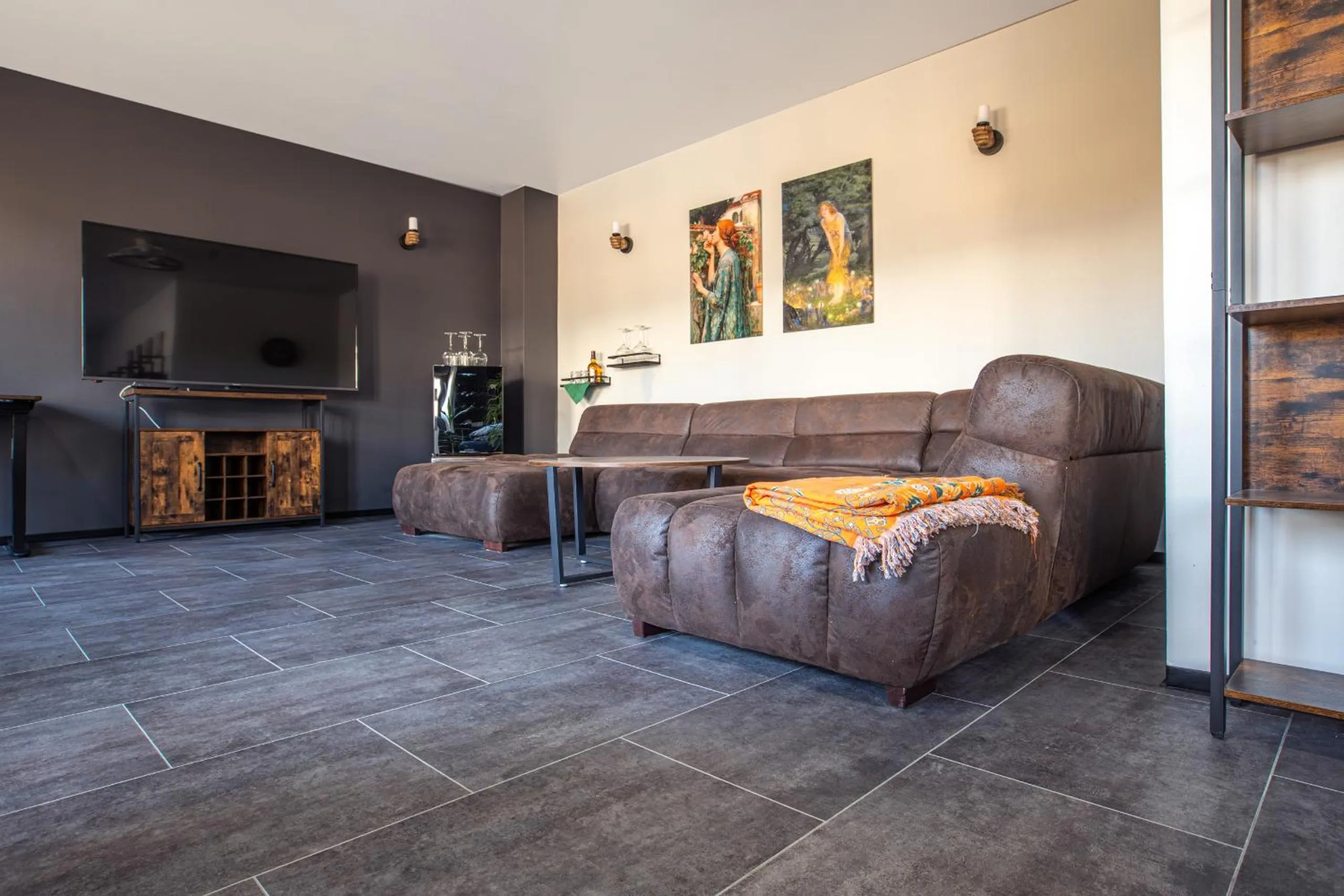 TV and multimedia in Gwuni Mopera