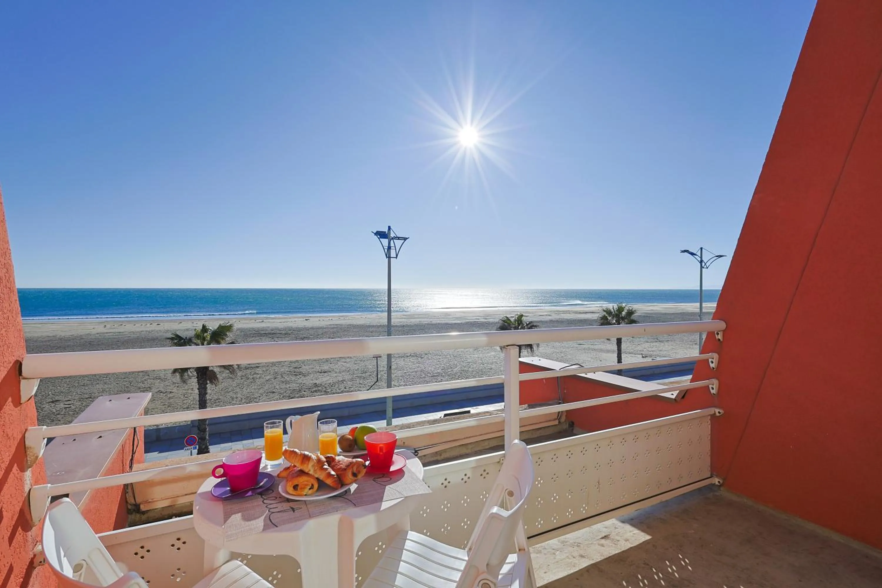 Patio in Logis Hôtel & Restaurant Mediterranee