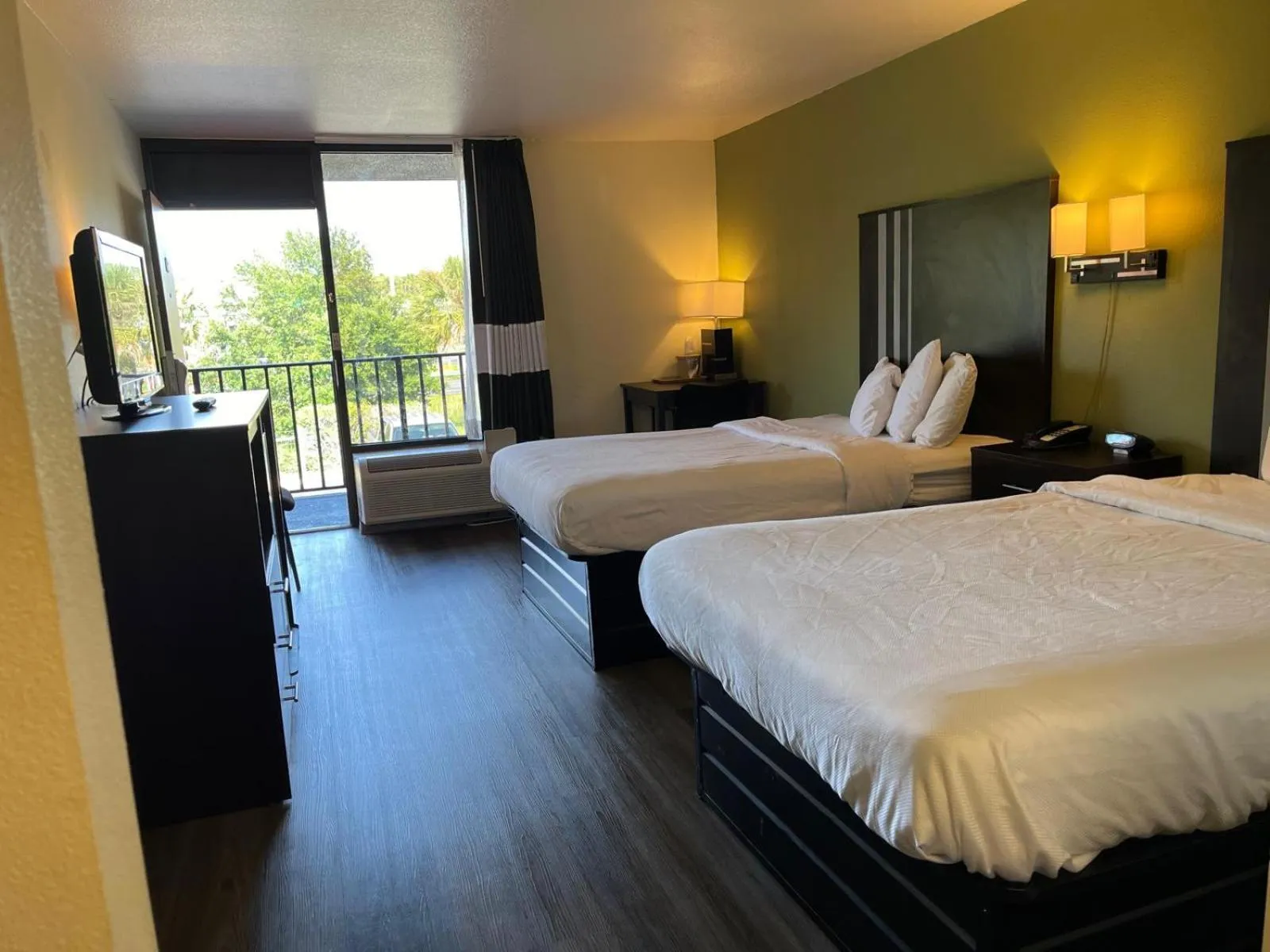 Photo of the whole room, Bed in Quality Inn Elkton -St Augustine South