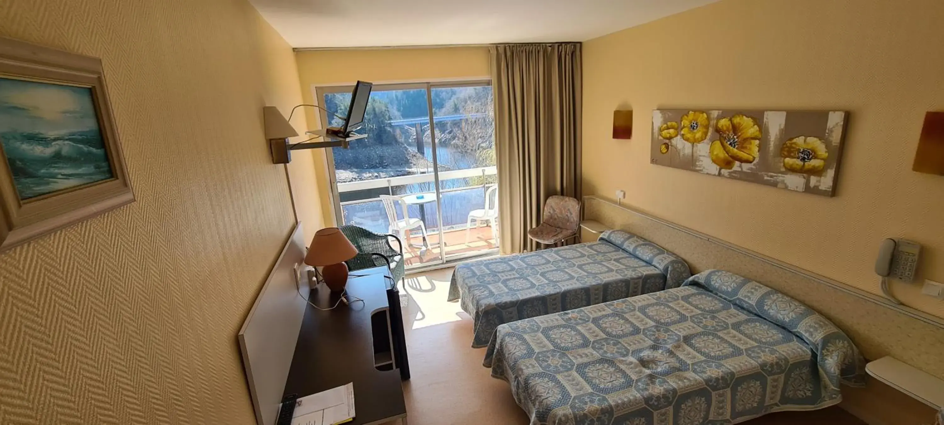 Quadruple Room with Bath in Garabit Hotel Quadruple Room with Bath in Garabit Hotel