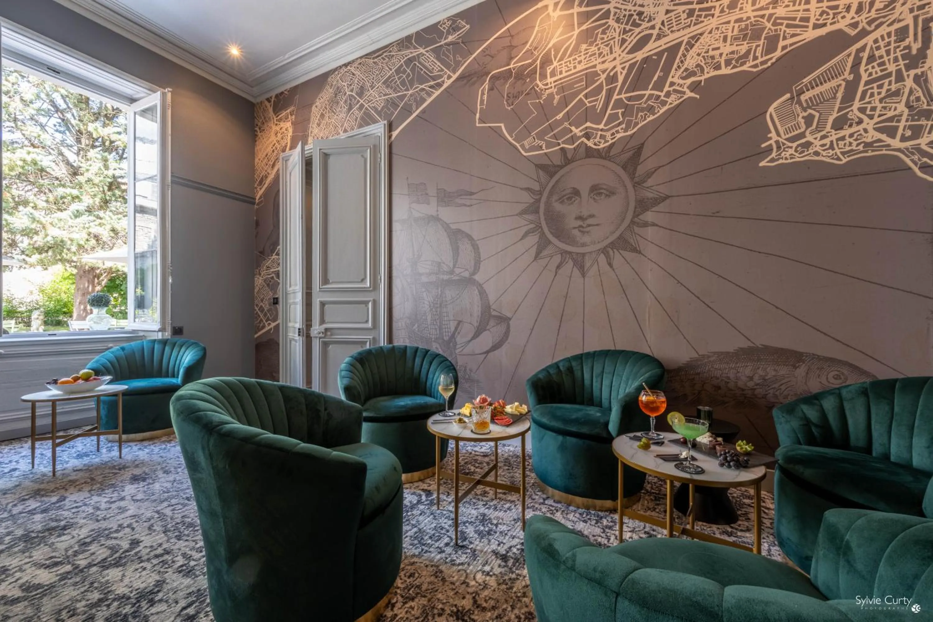 Lounge or bar in Le Champlain