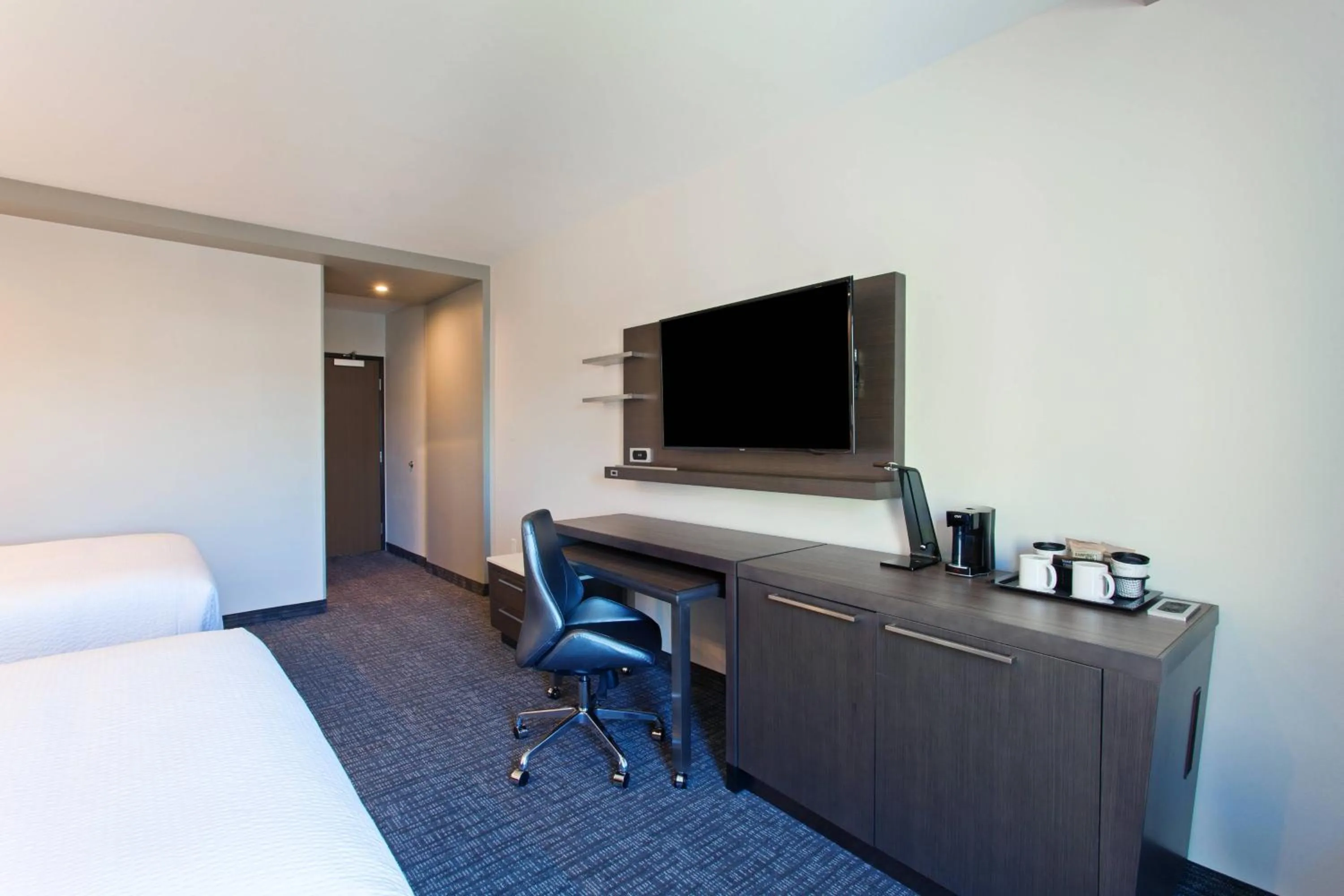 Photo of the whole room, Bed in Courtyard by Marriott San Diego El Cajon