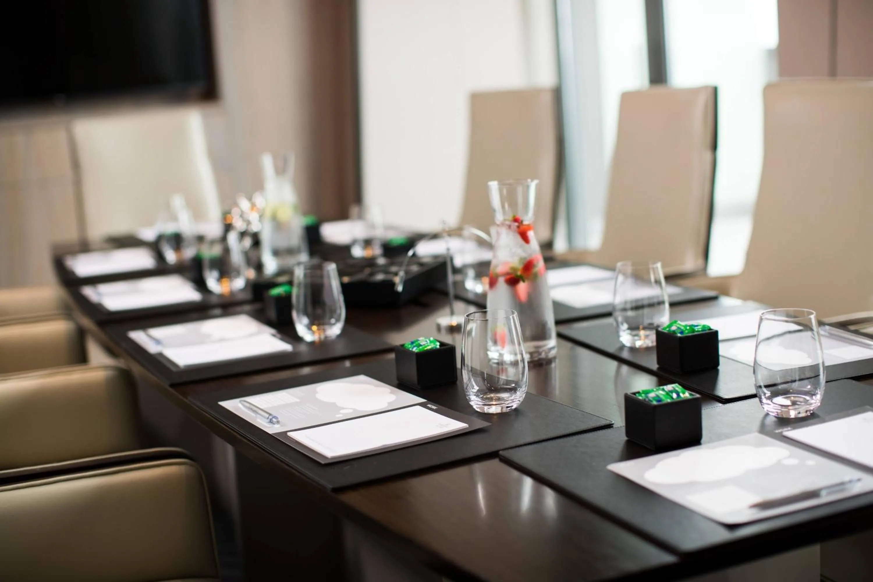 Lounge or bar in Renaissance Haikou Hotel