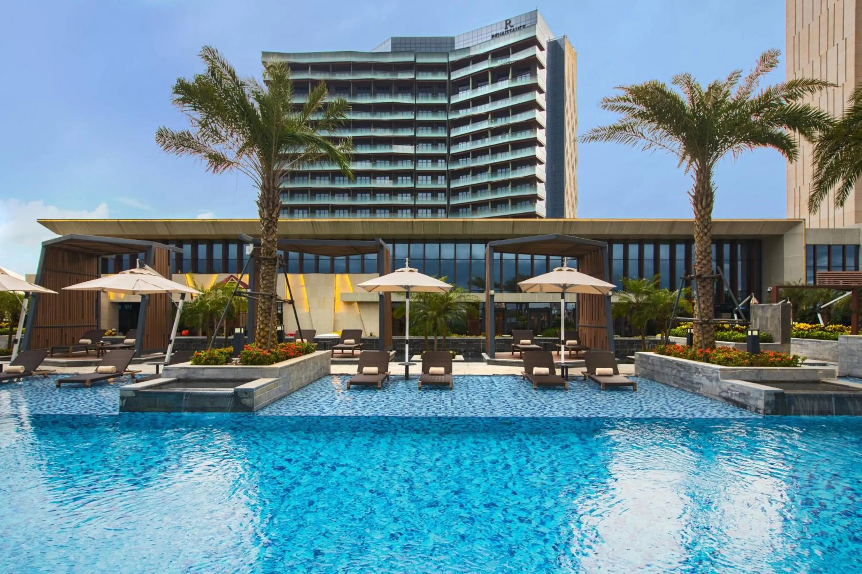 Swimming pool in Renaissance Haikou Hotel