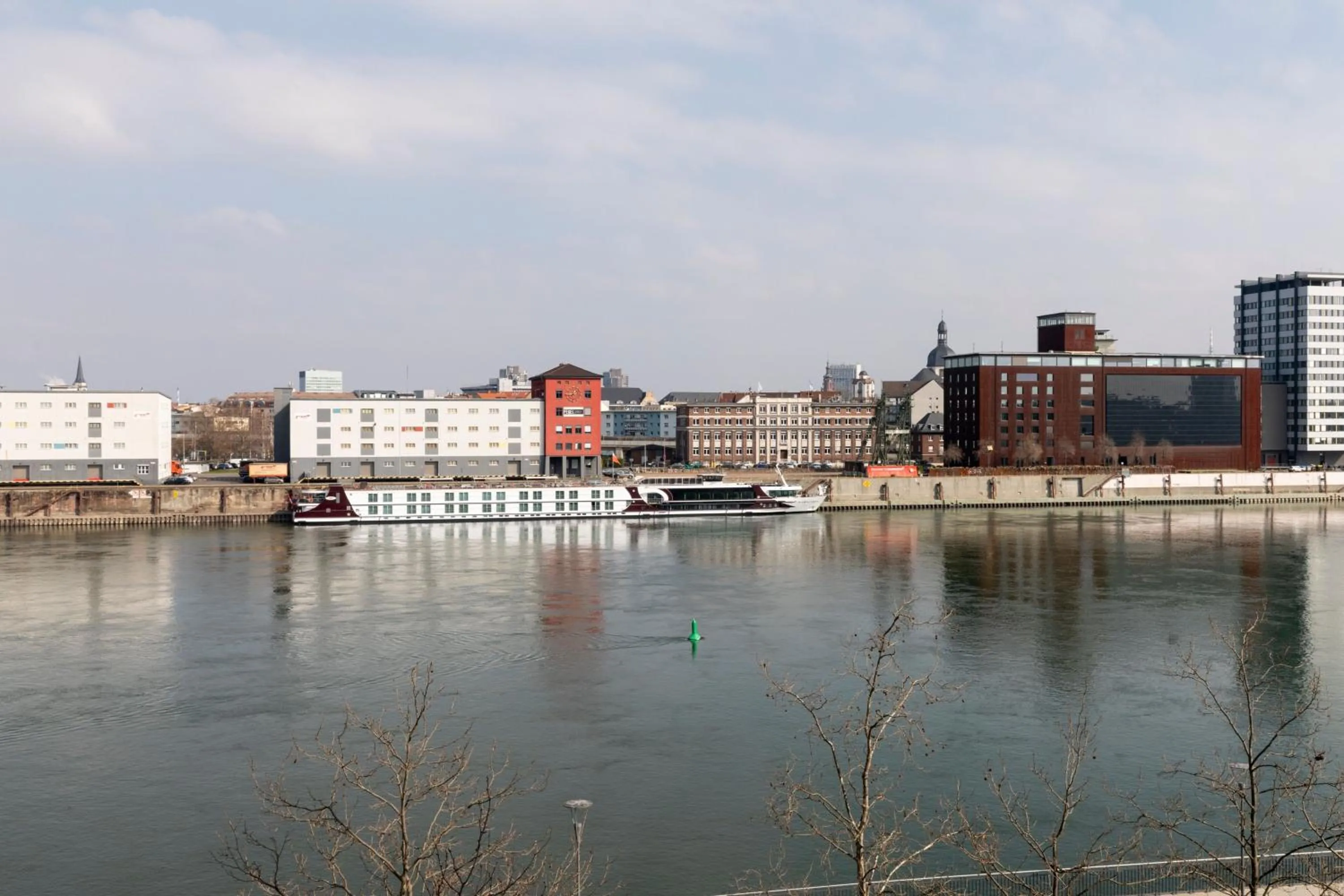 Photo of the whole room in Moxy Ludwigshafen