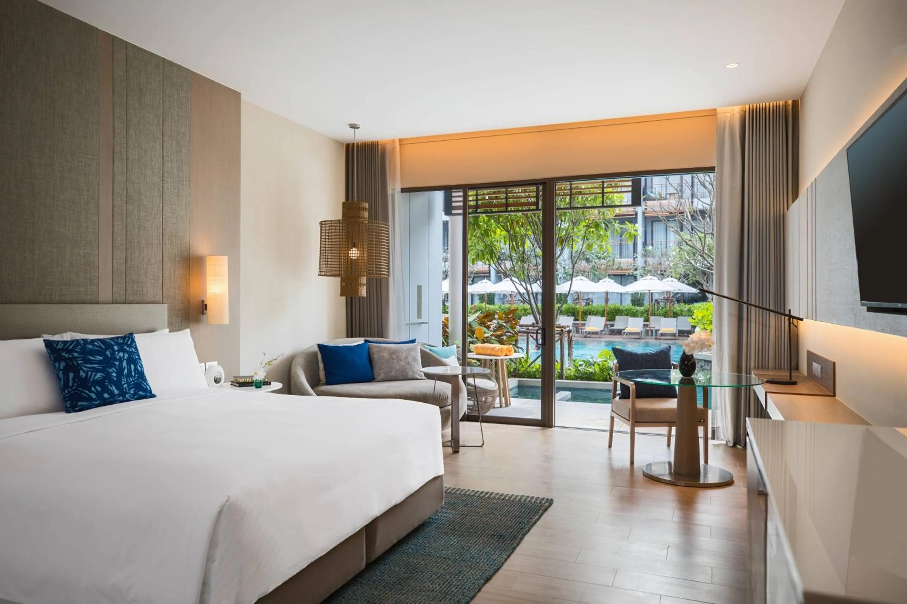 Swimming pool, Bed in Renaissance Pattaya Resort & Spa