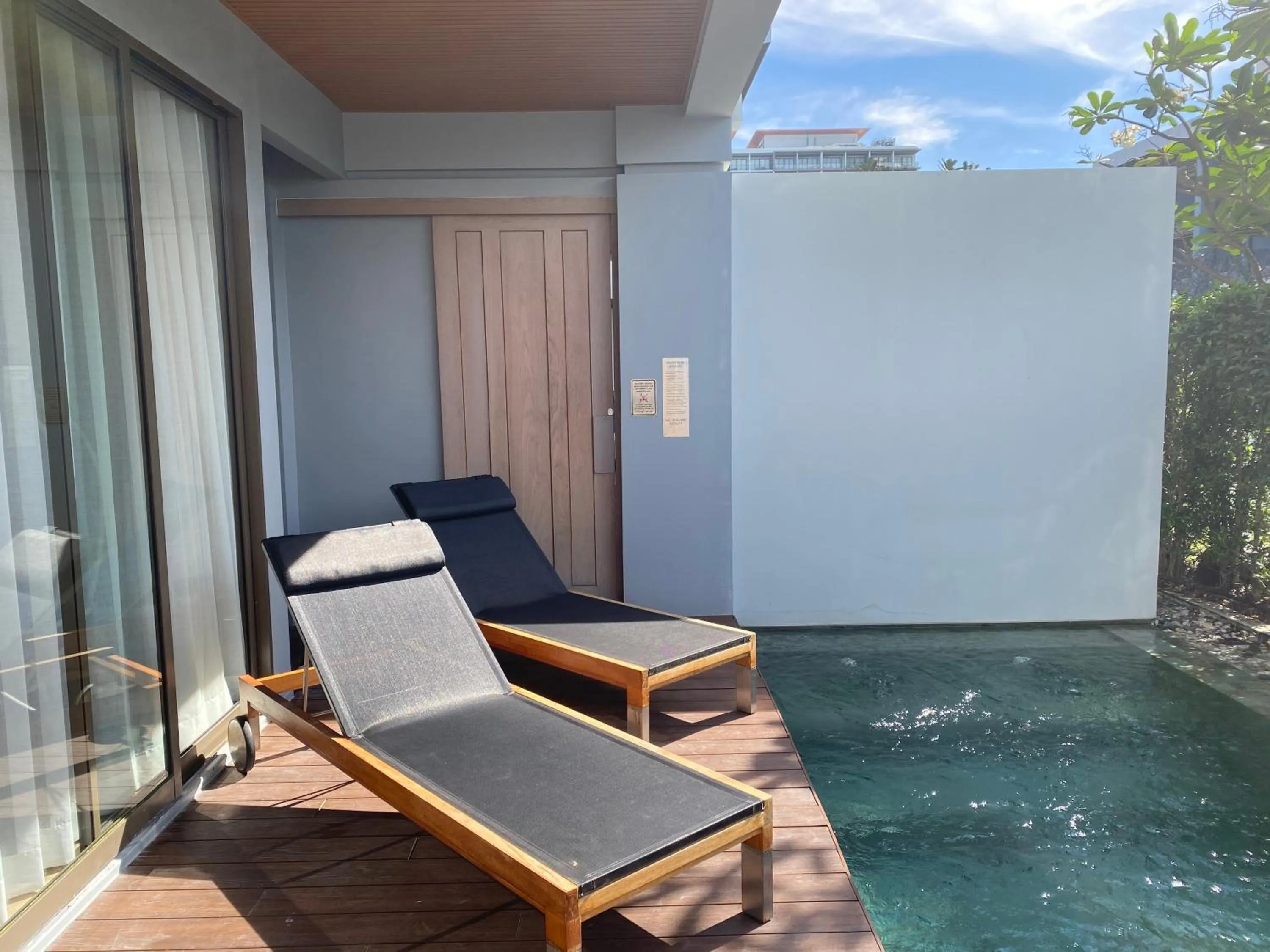 Swimming pool in Renaissance Pattaya Resort & Spa