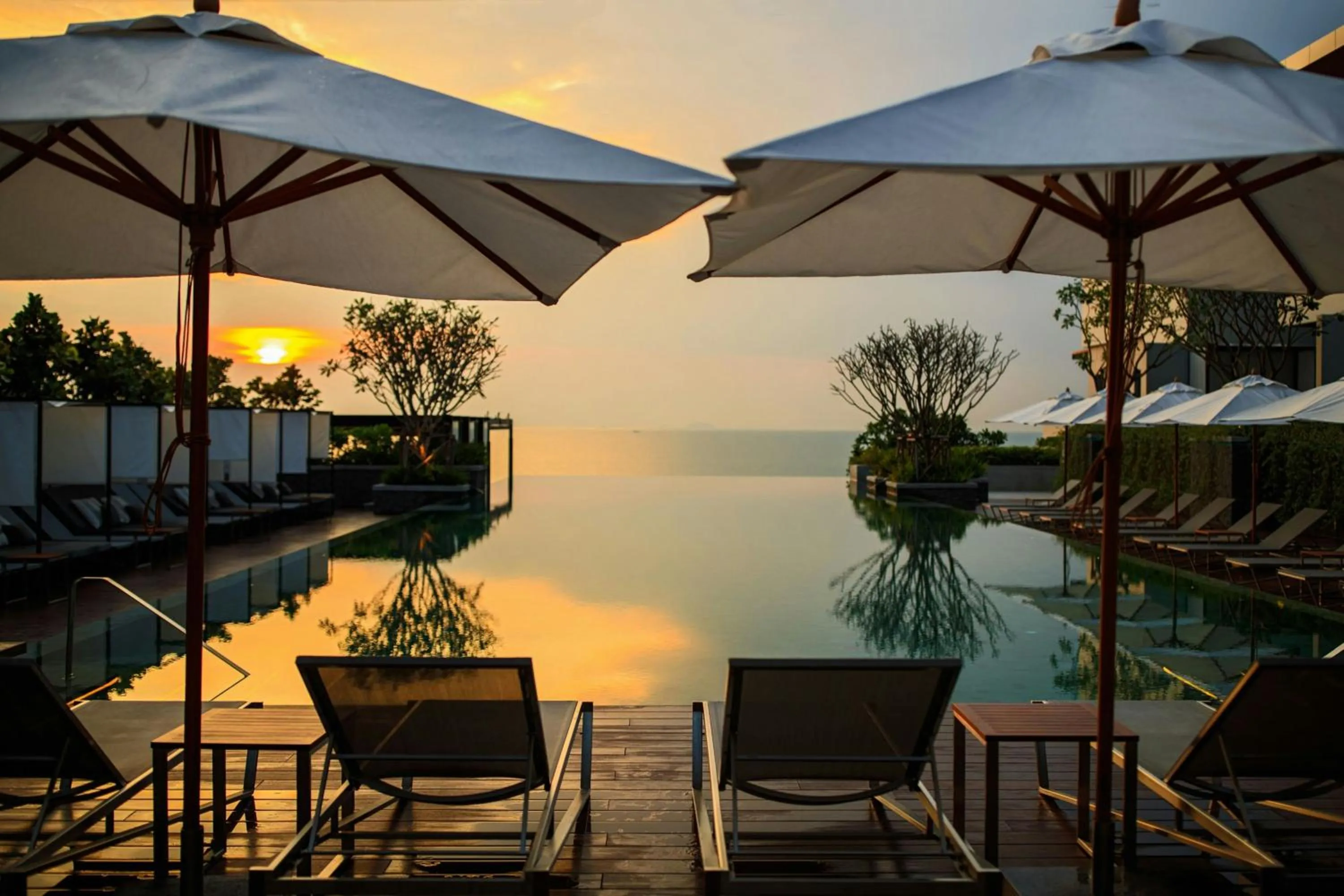 Swimming pool in Renaissance Pattaya Resort & Spa