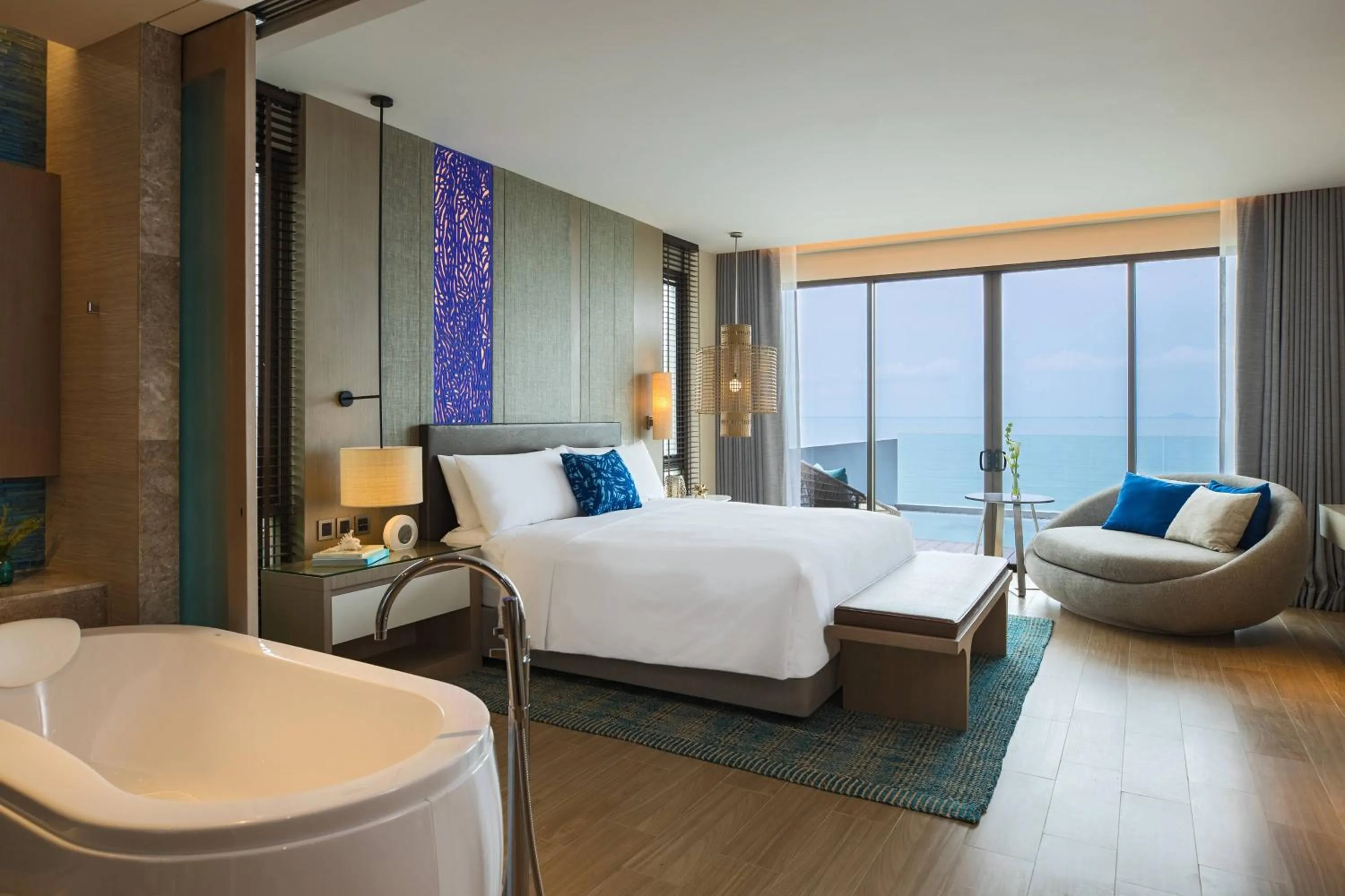 Swimming pool, Bed in Renaissance Pattaya Resort & Spa