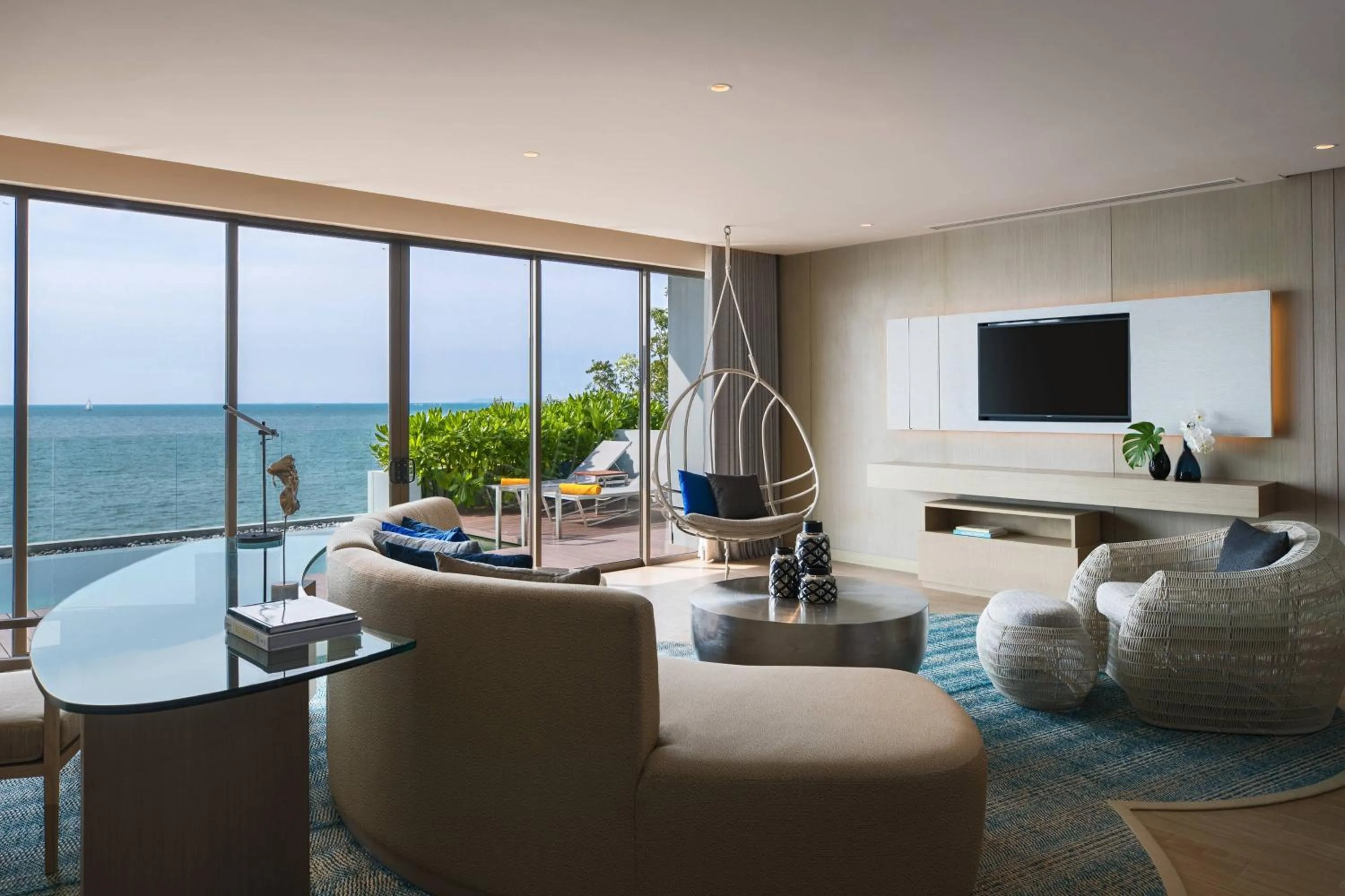 Swimming pool in Renaissance Pattaya Resort & Spa