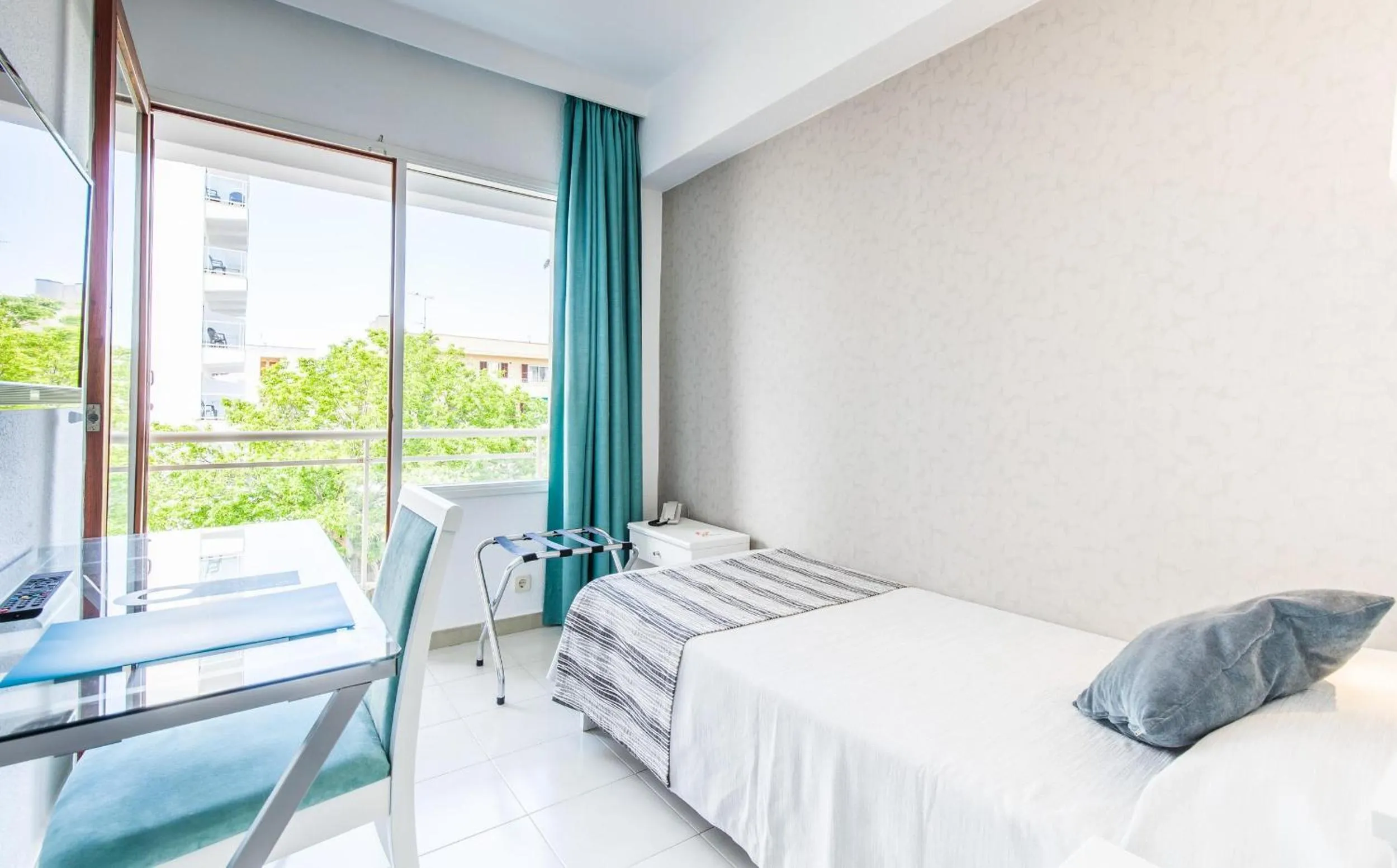 Photo of the whole room, Bed in BLUESEA Cala Millor