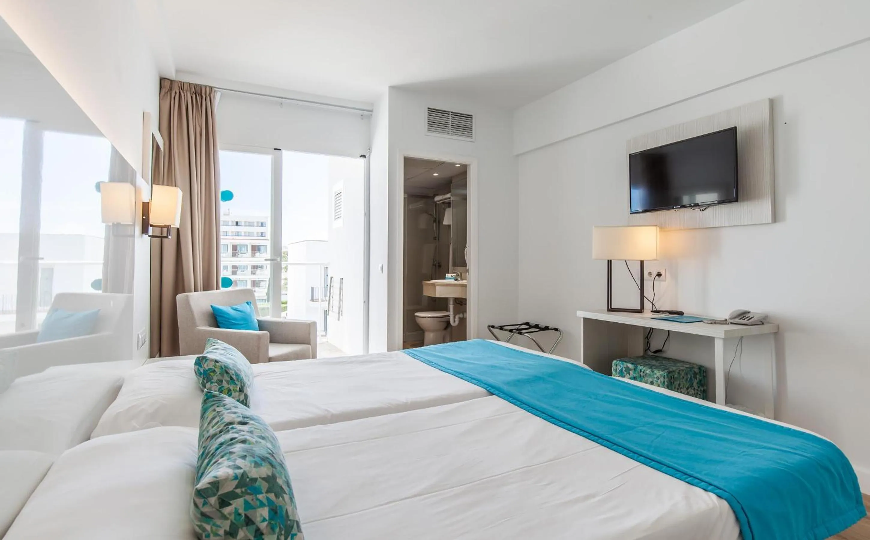 Photo of the whole room, Bed in BLUESEA Cala Millor