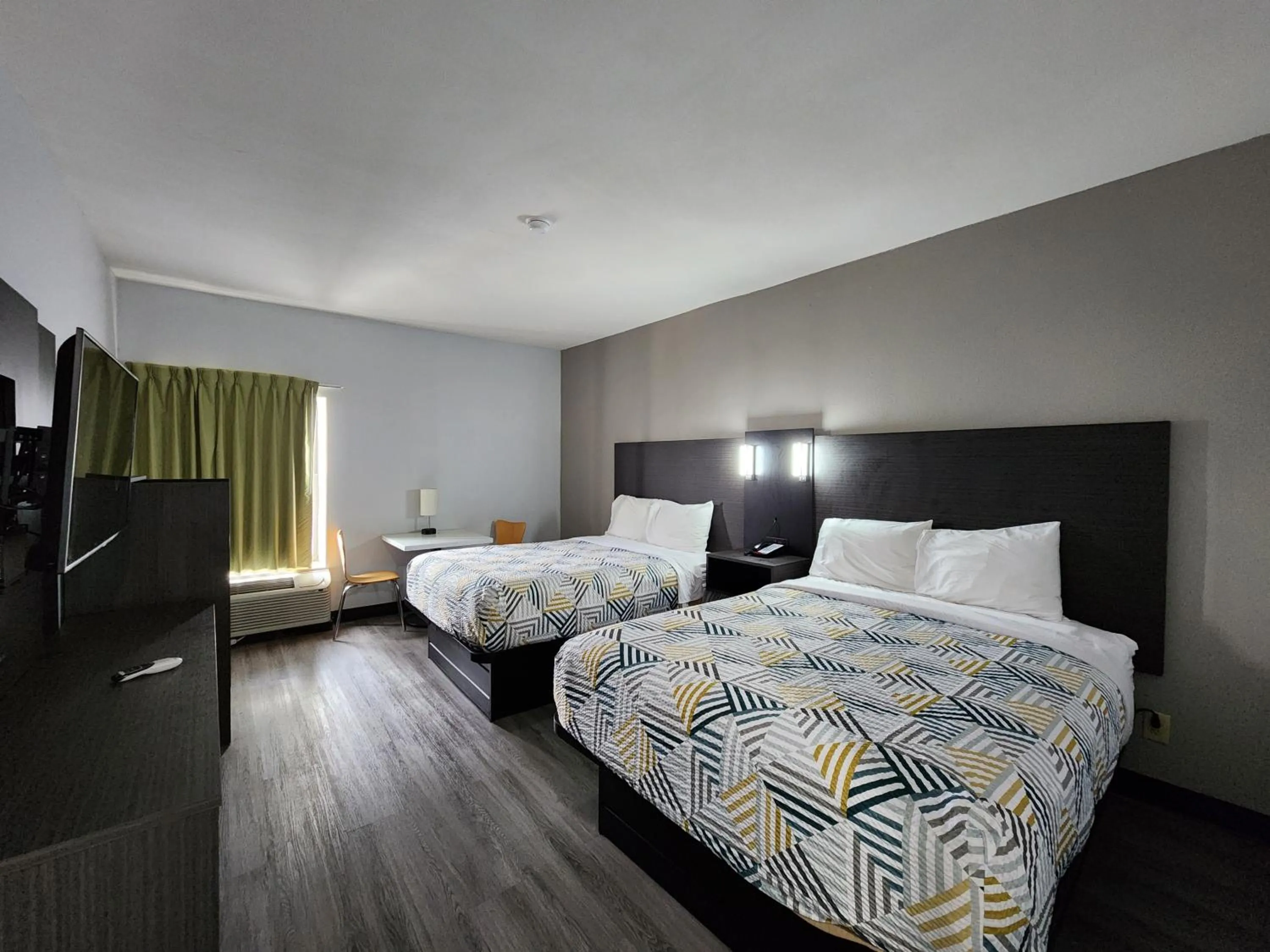 Bed in Motel 6-Pine Bluff, AR