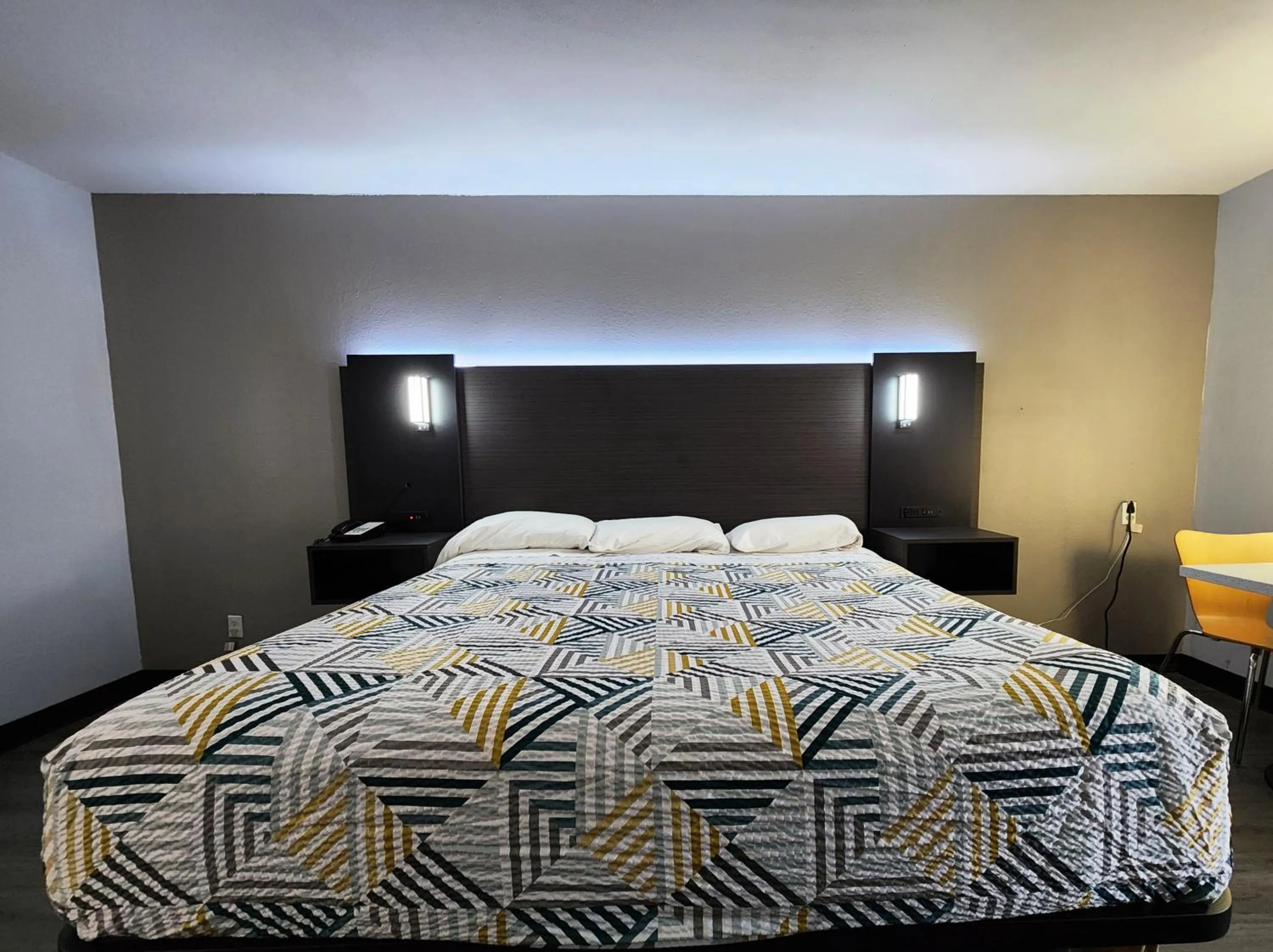 Bed in Motel 6-Pine Bluff, AR