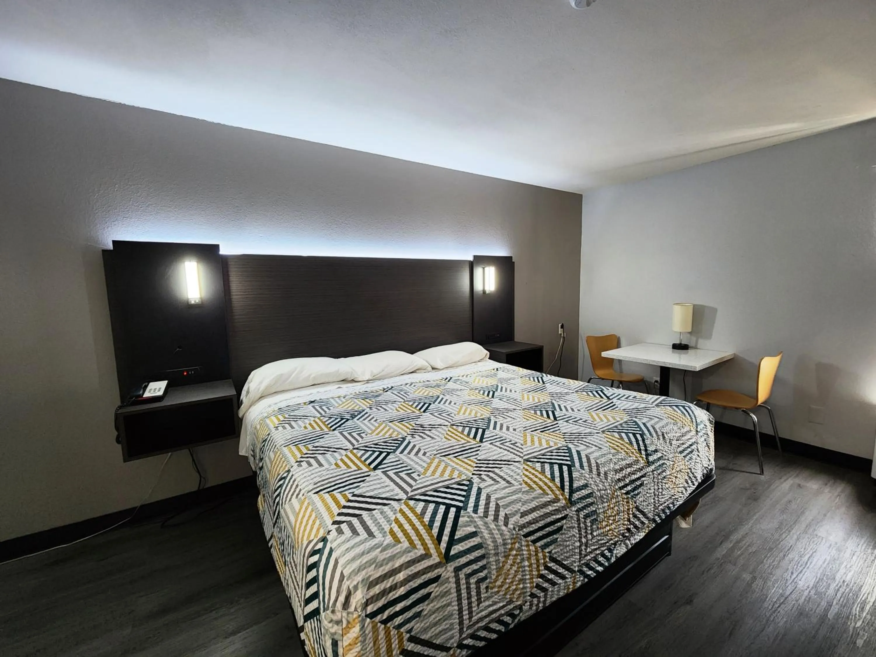 Bed in Motel 6-Pine Bluff, AR