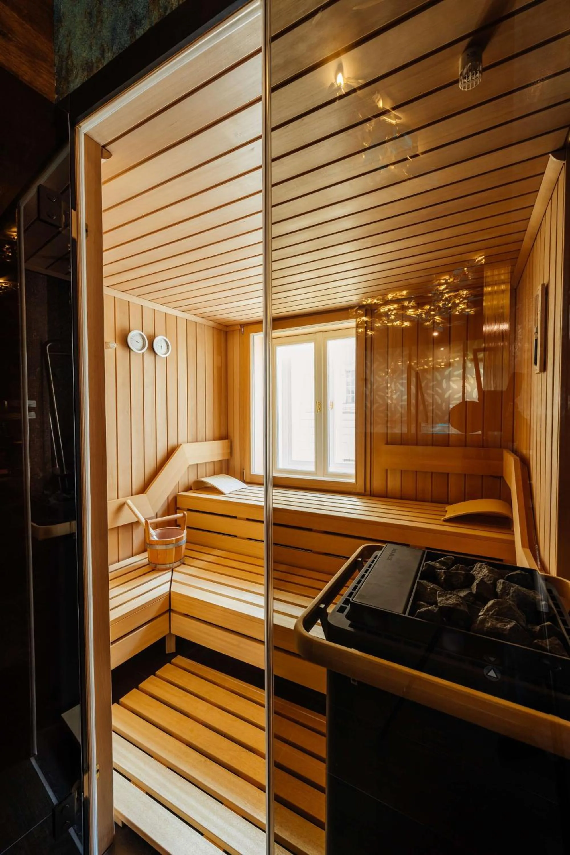 Spa and wellness centre/facilities, Bed in Radisson Blu Carlton Hotel, Bratislava