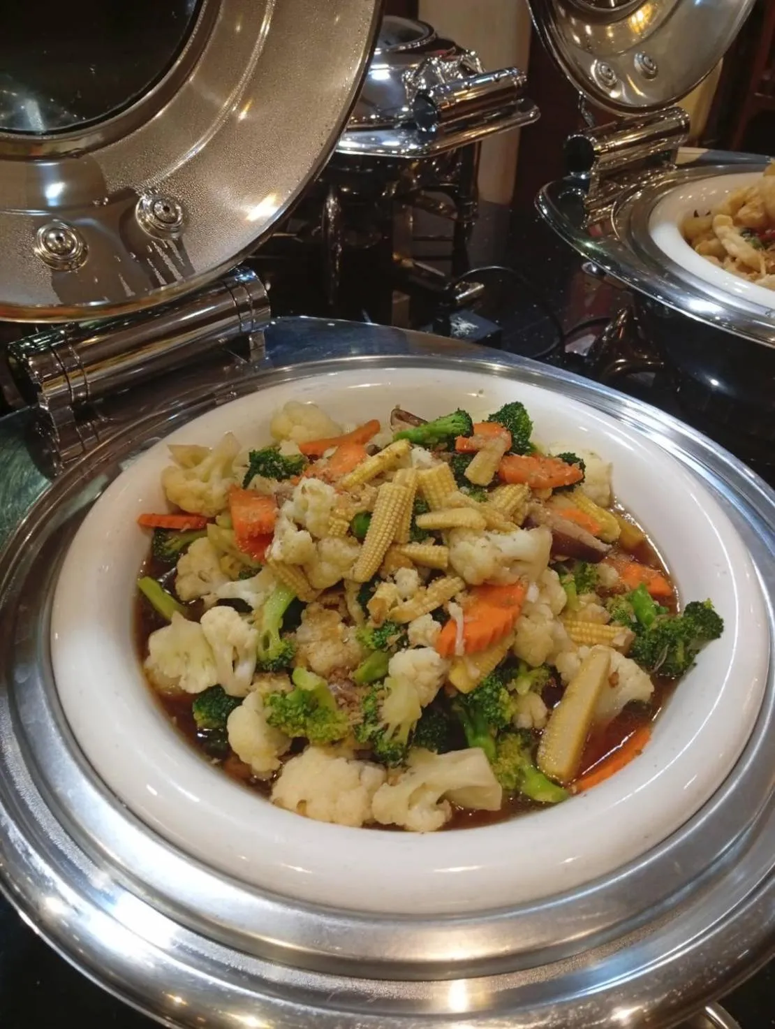 Restaurant/places to eat in Aiyaree Place Hotel SHA PLUS