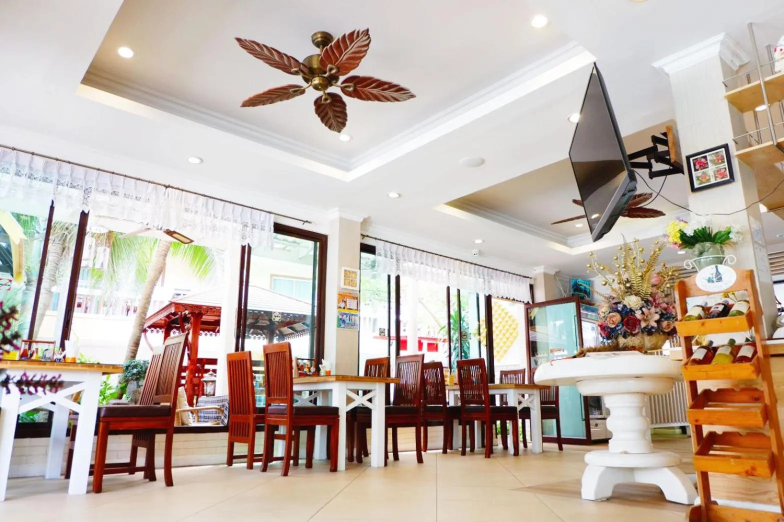 Restaurant/places to eat in Aiyaree Place Hotel SHA PLUS