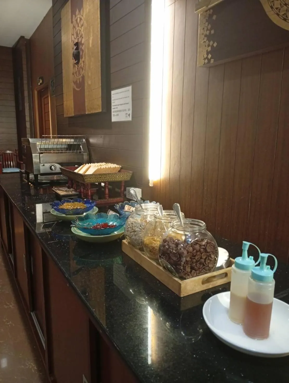 Restaurant/places to eat in Aiyaree Place Hotel SHA PLUS