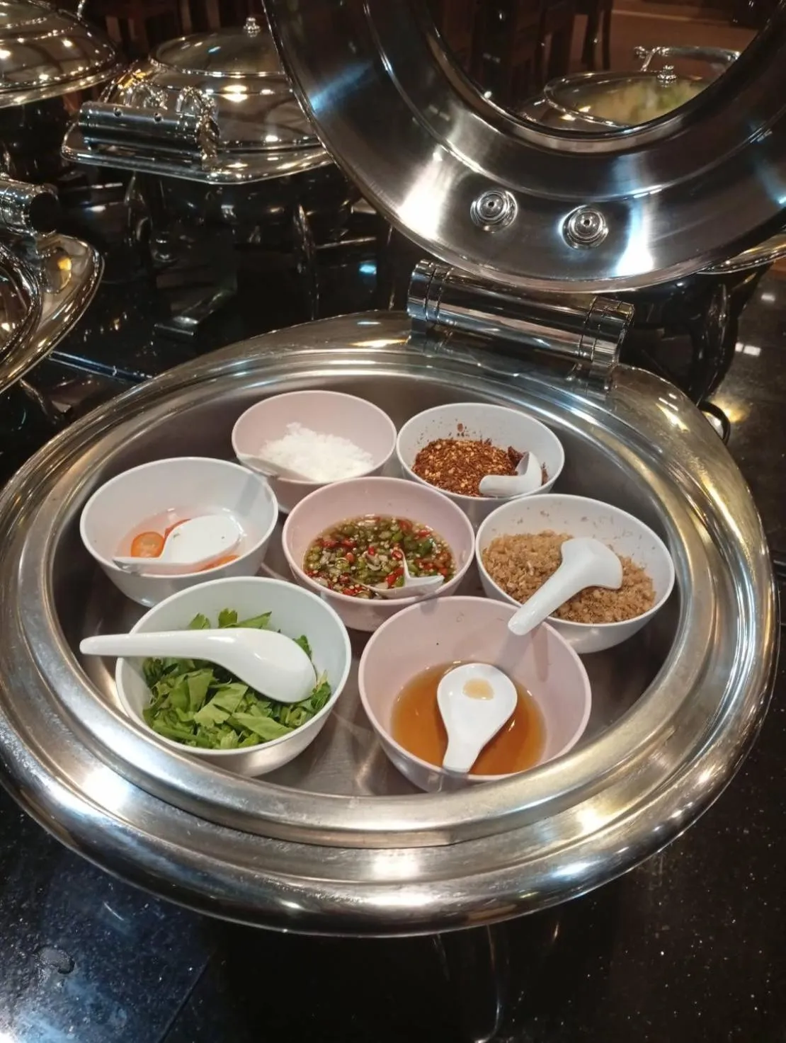 Restaurant/places to eat in Aiyaree Place Hotel SHA PLUS