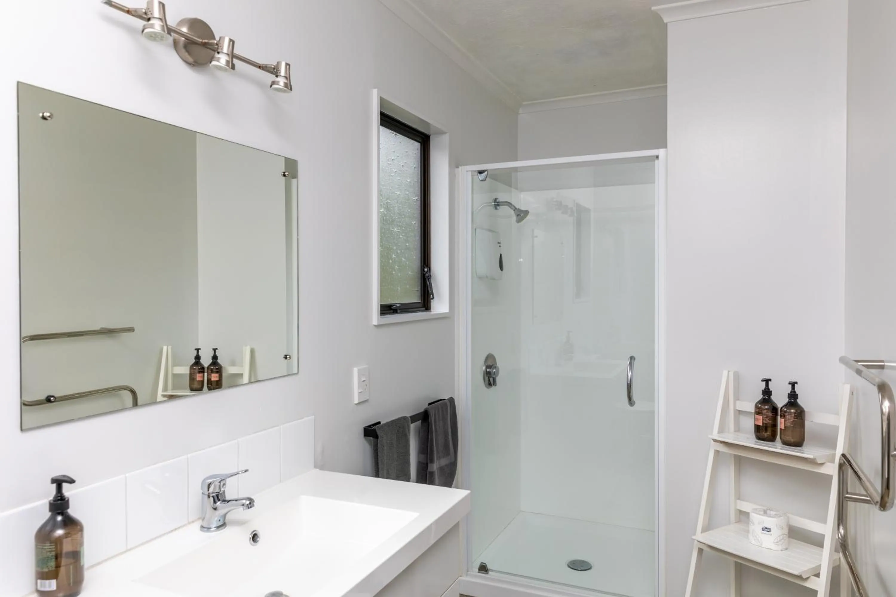 Shower in Amber Court Motel Nelson