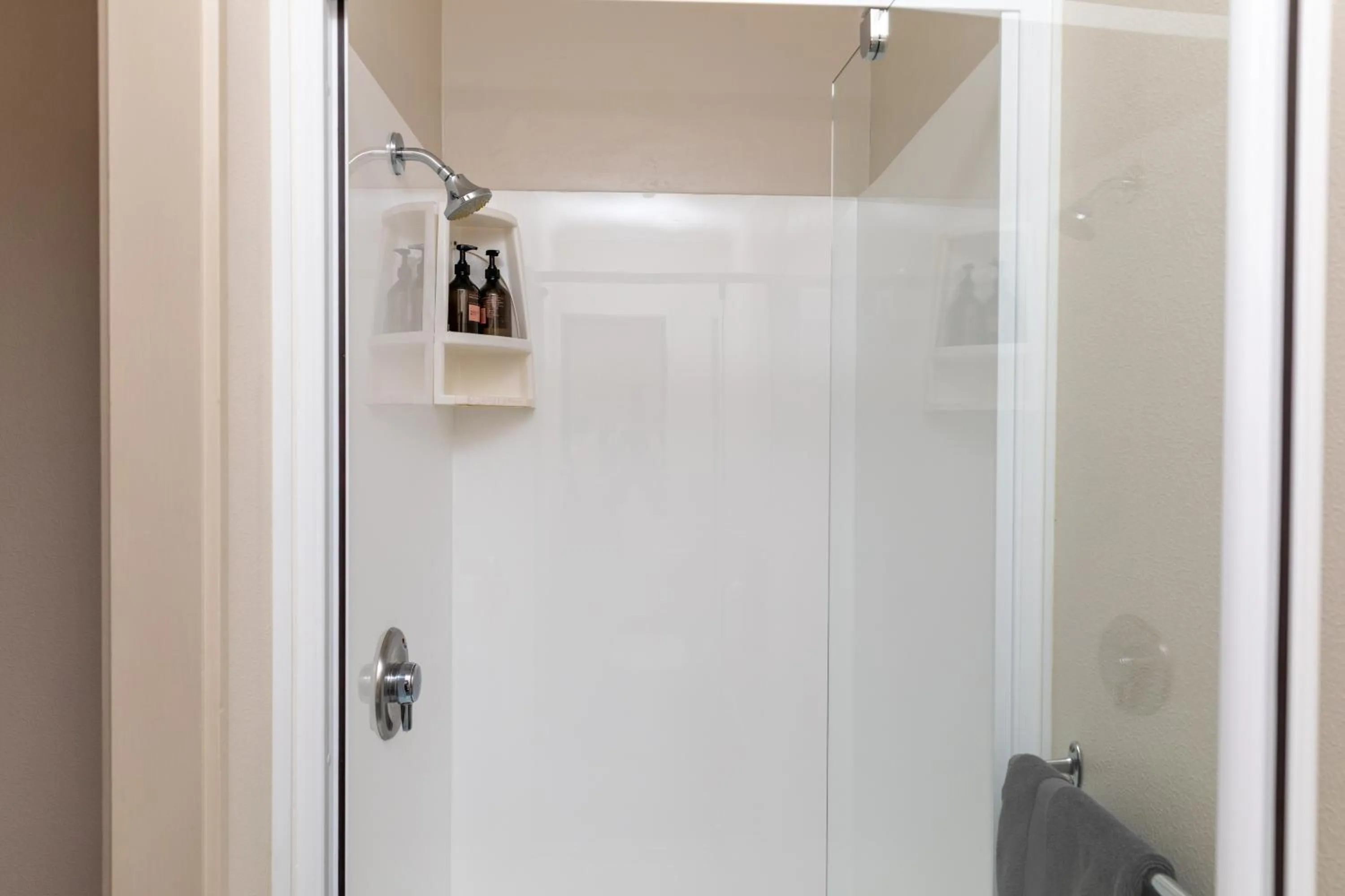 Shower in Amber Court Motel Nelson