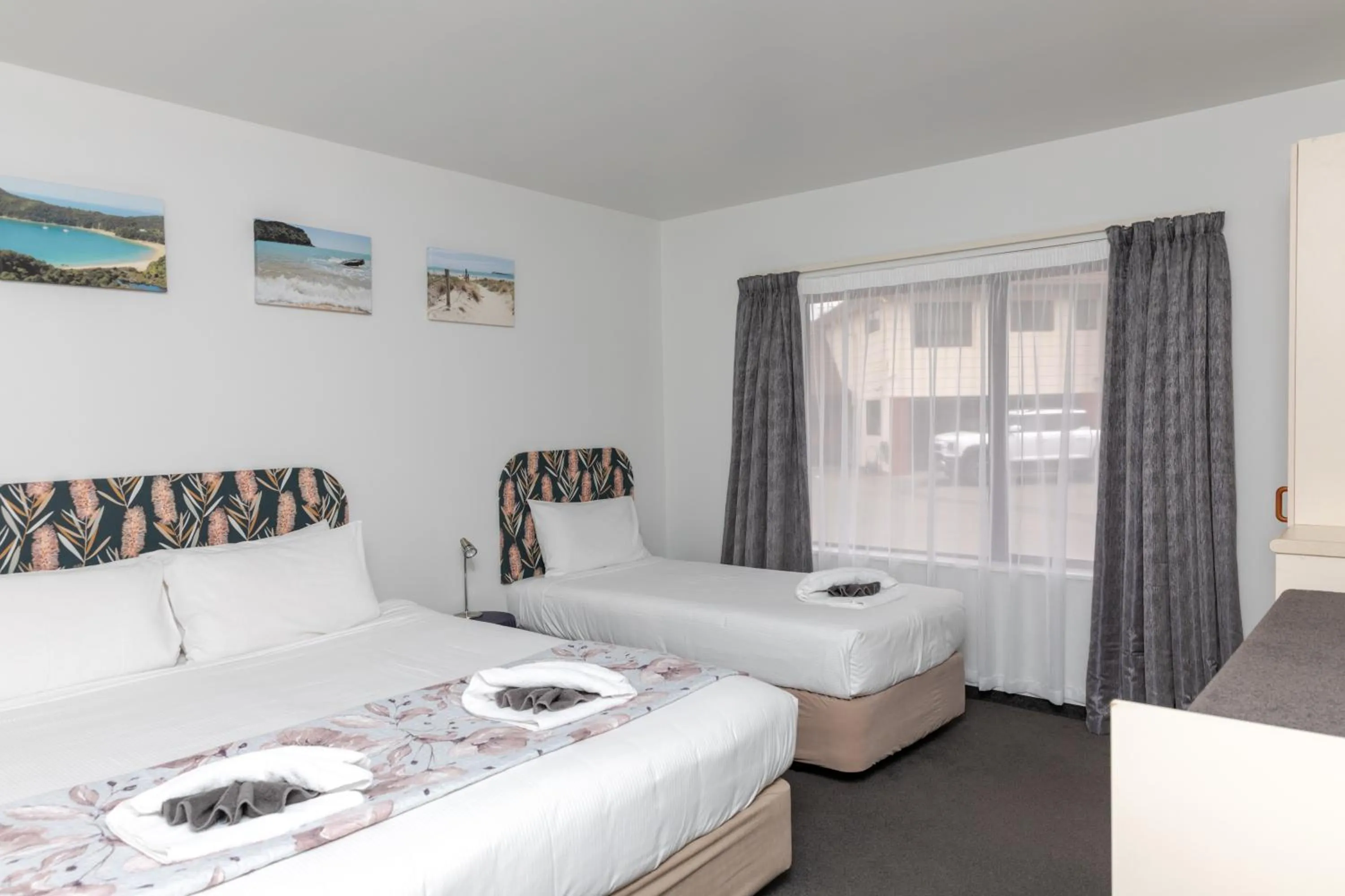 Shower, Bed in Amber Court Motel Nelson