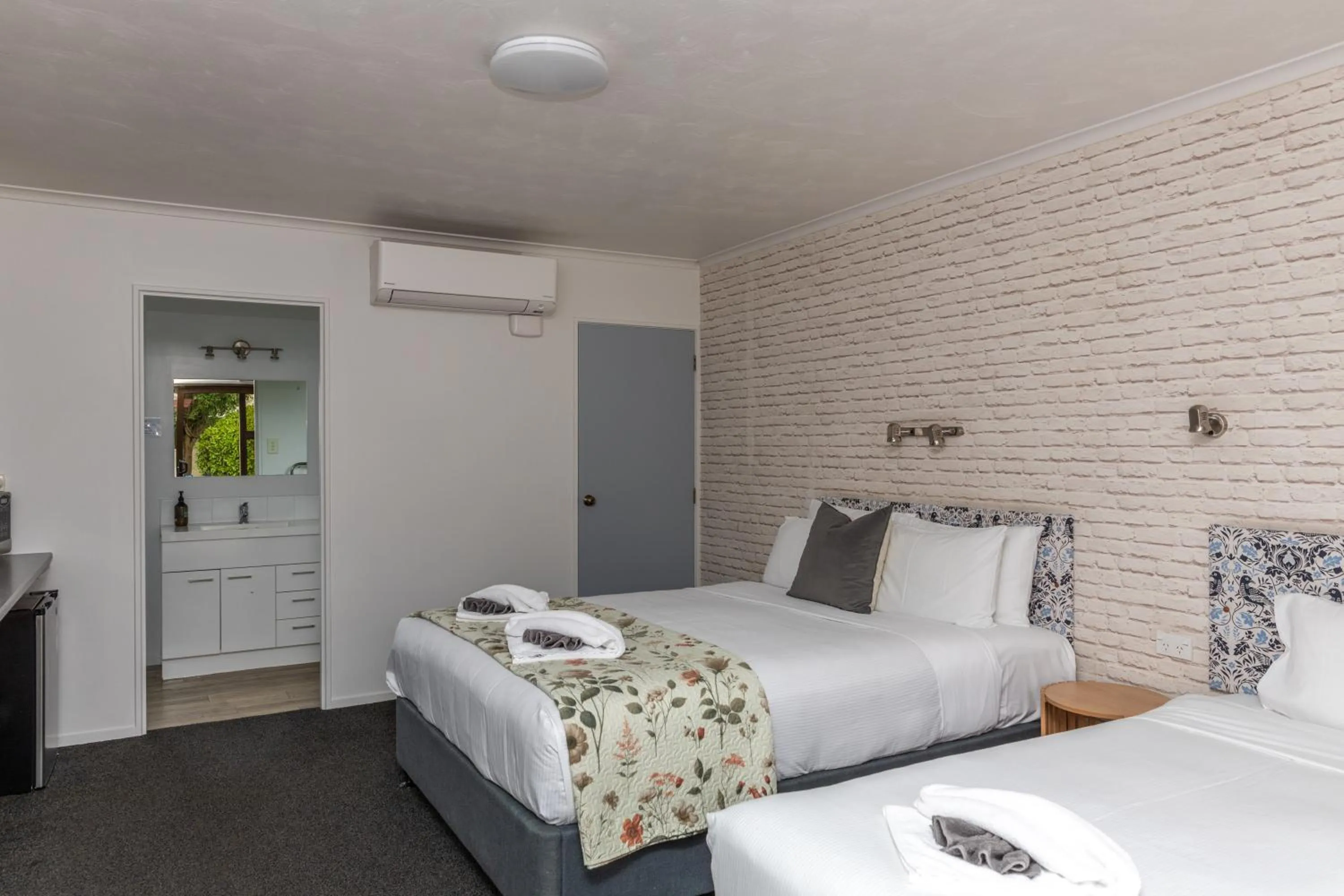 Bed in Amber Court Motel Nelson