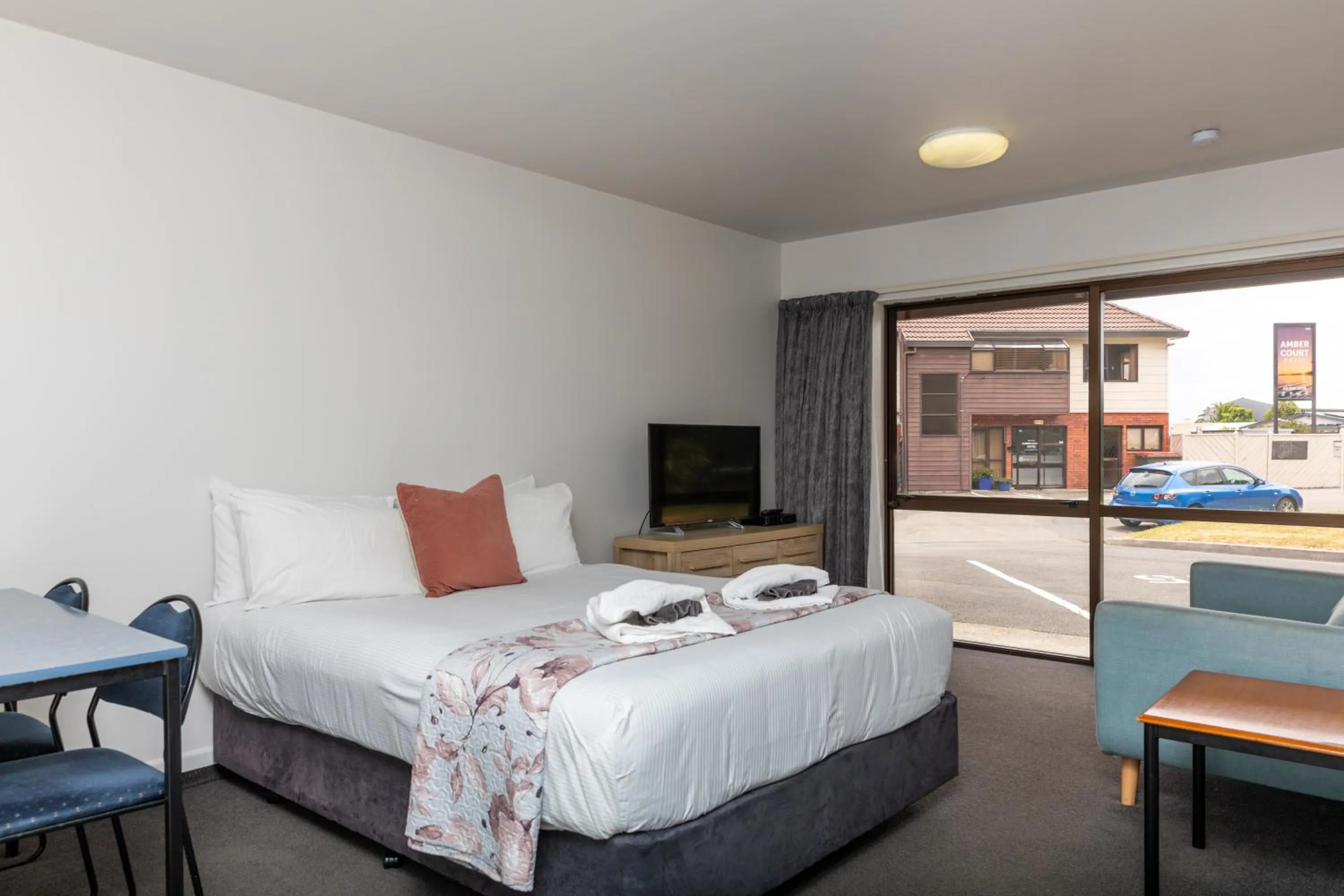 Communal lounge/ TV room, Bed in Amber Court Motel Nelson