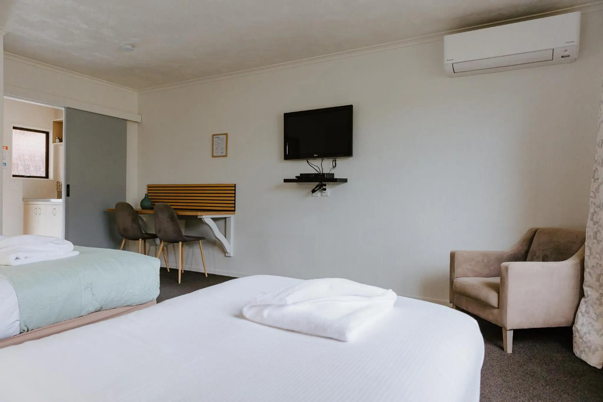 Shower, Bed in Amber Court Motel Nelson