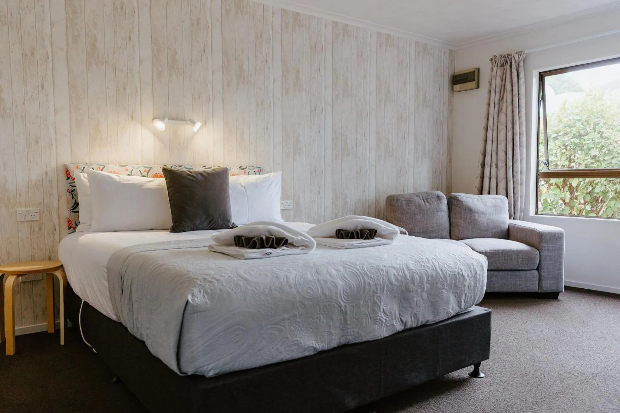 Shower, Bed in Amber Court Motel Nelson