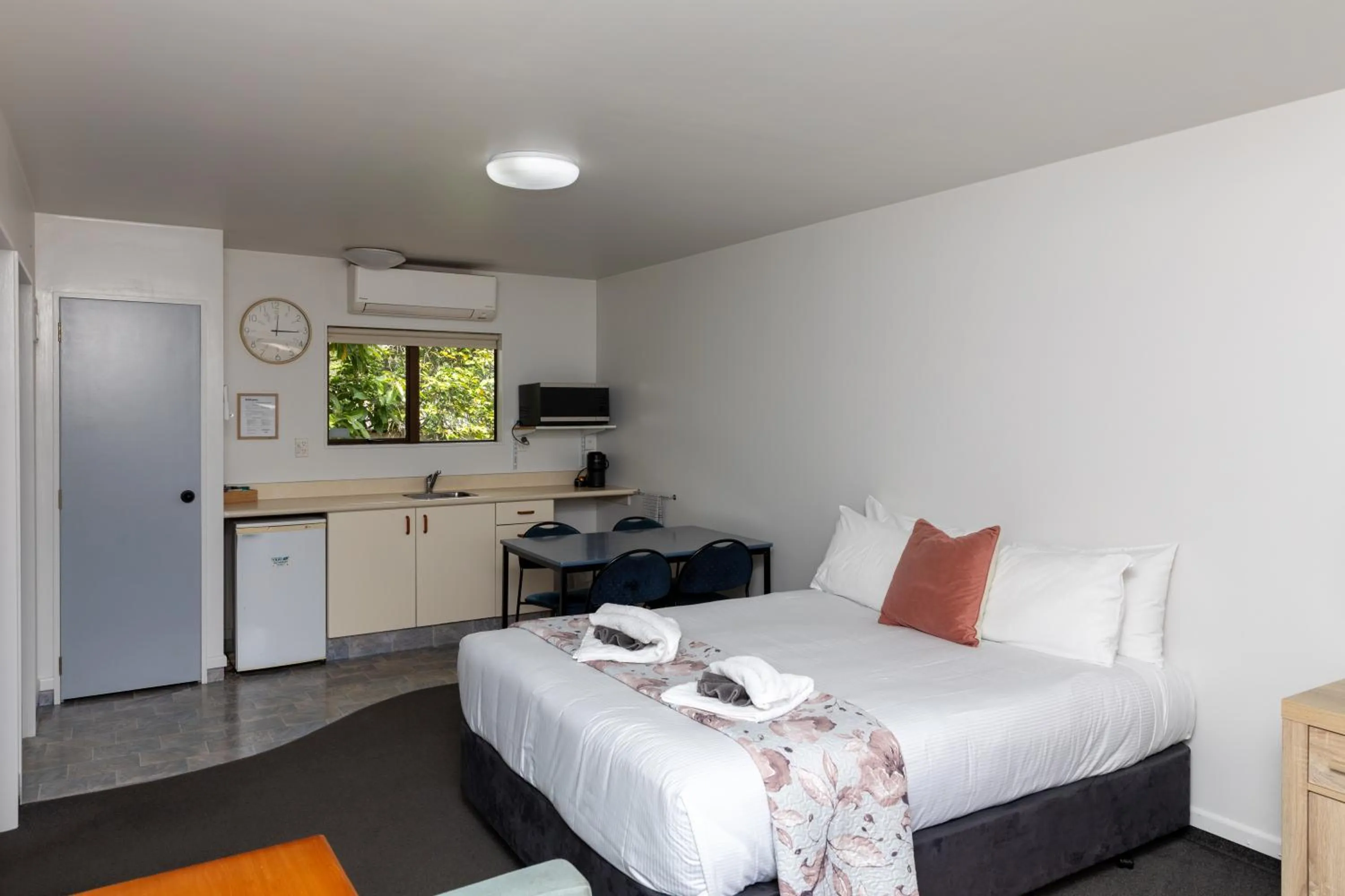 Hot Tub, Bed in Amber Court Motel Nelson