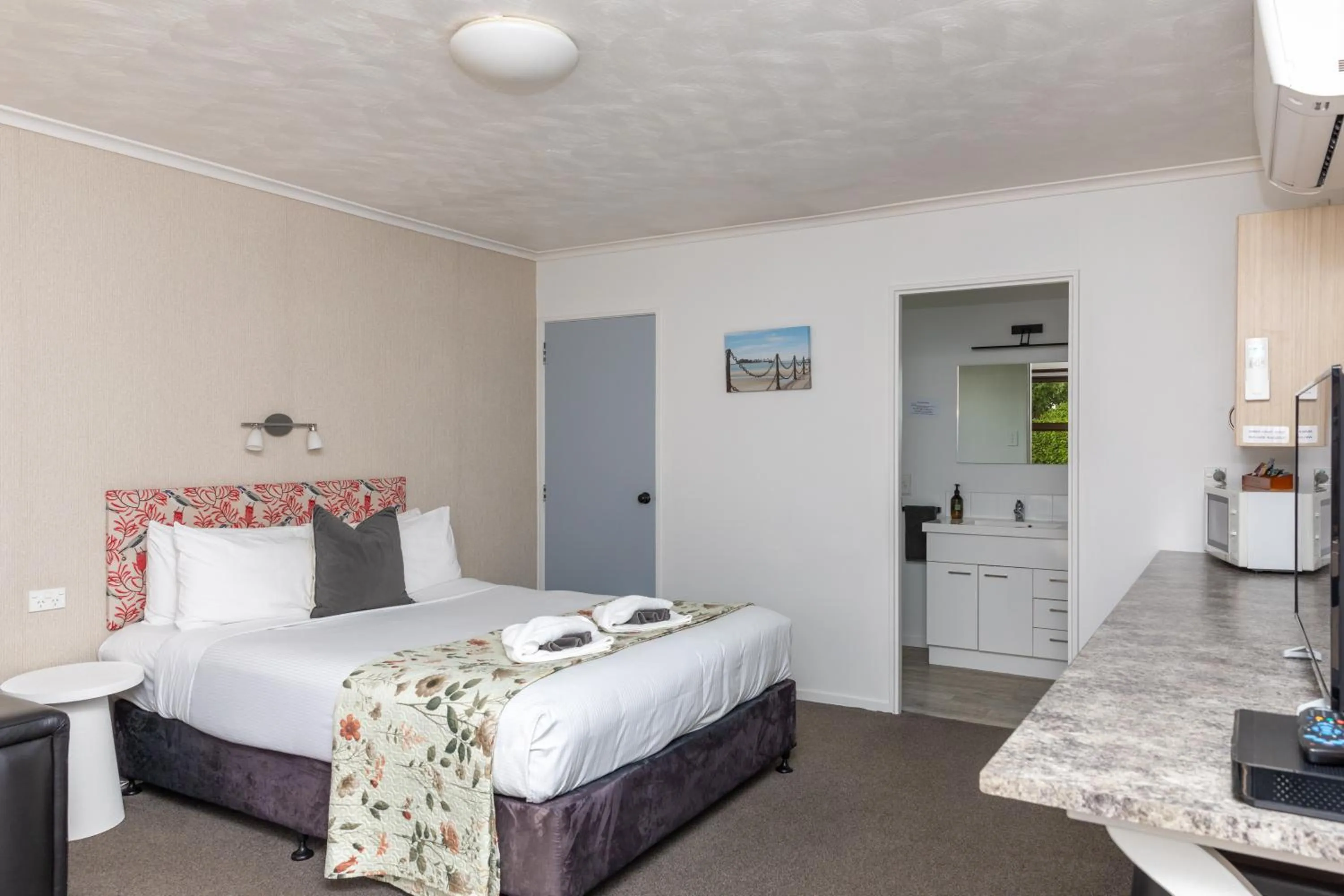 Bed in Amber Court Motel Nelson