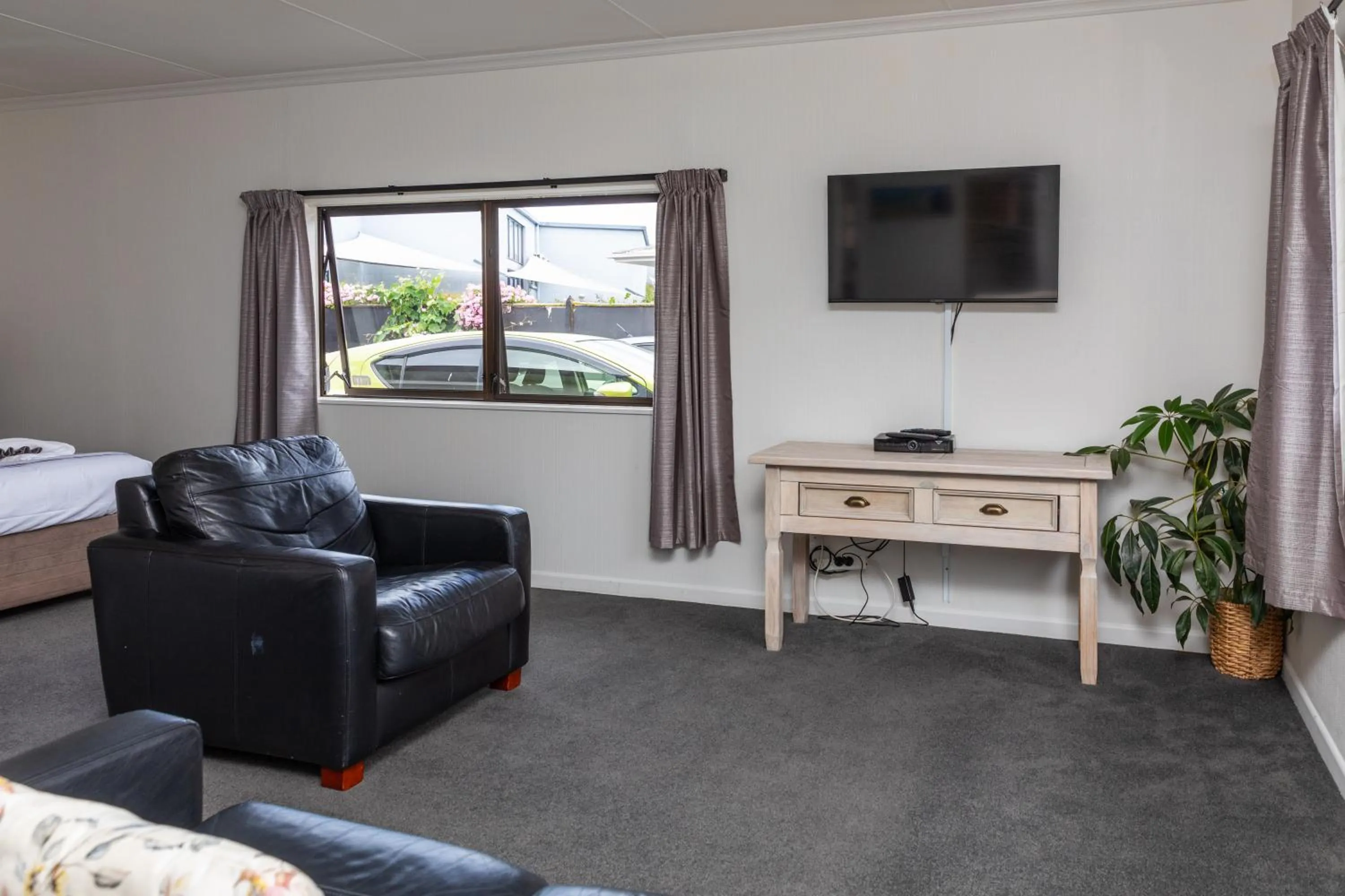 Communal lounge/ TV room in Amber Court Motel Nelson