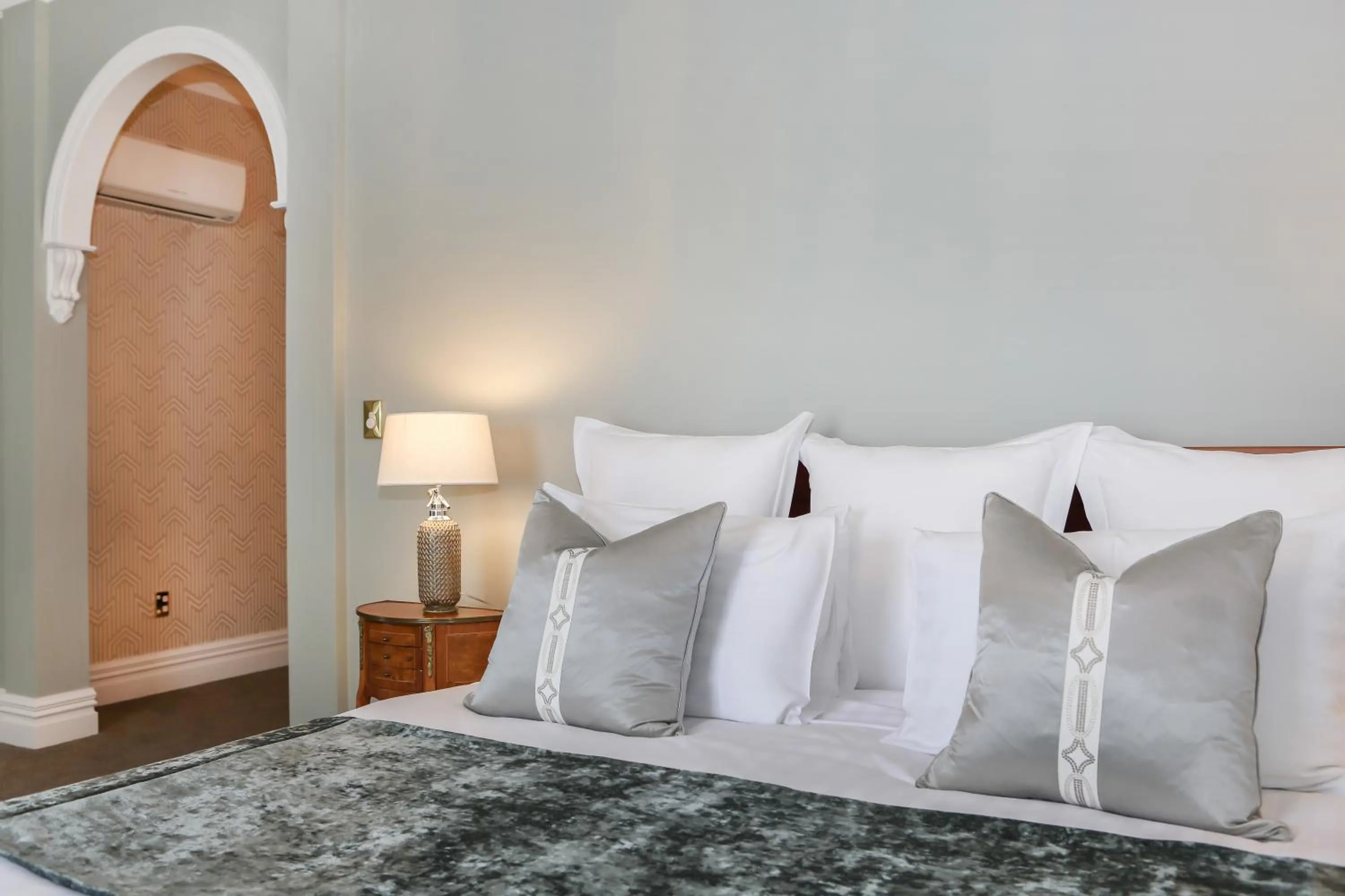 Bed in Mangapapa Hotel