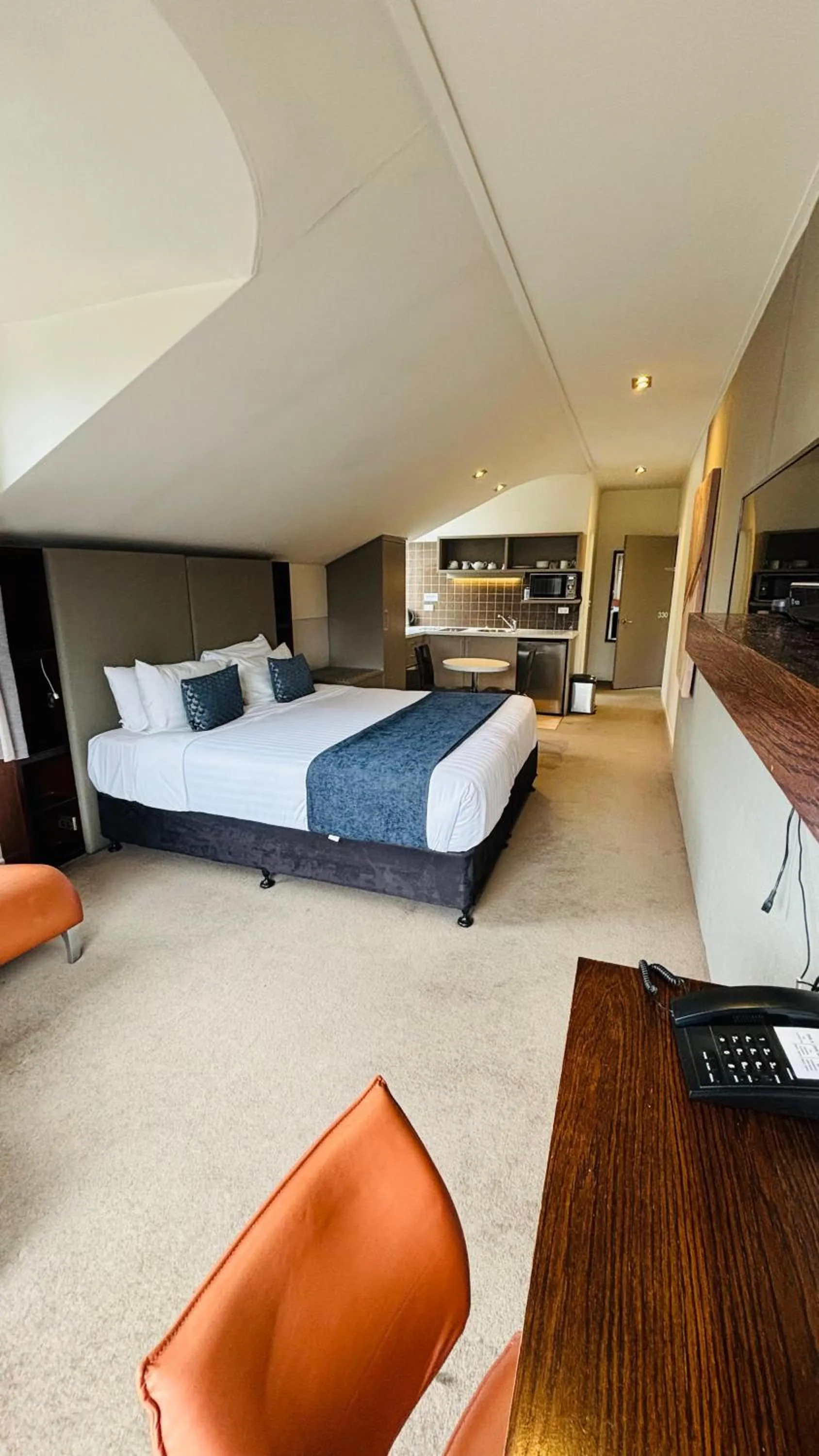 Bedroom, Bed in Garden Court Suites & Apartments