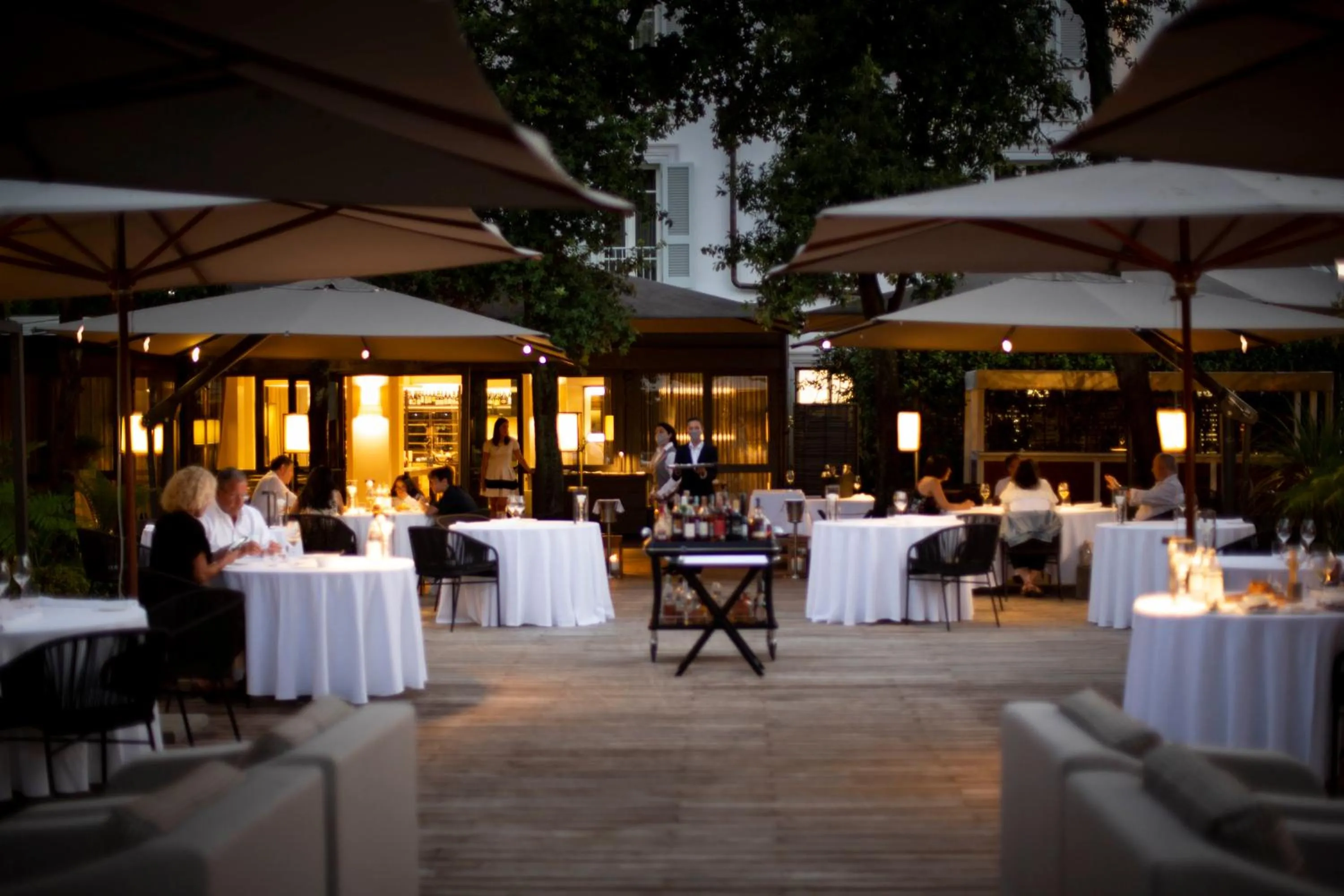 Restaurant/places to eat in Villa Grey