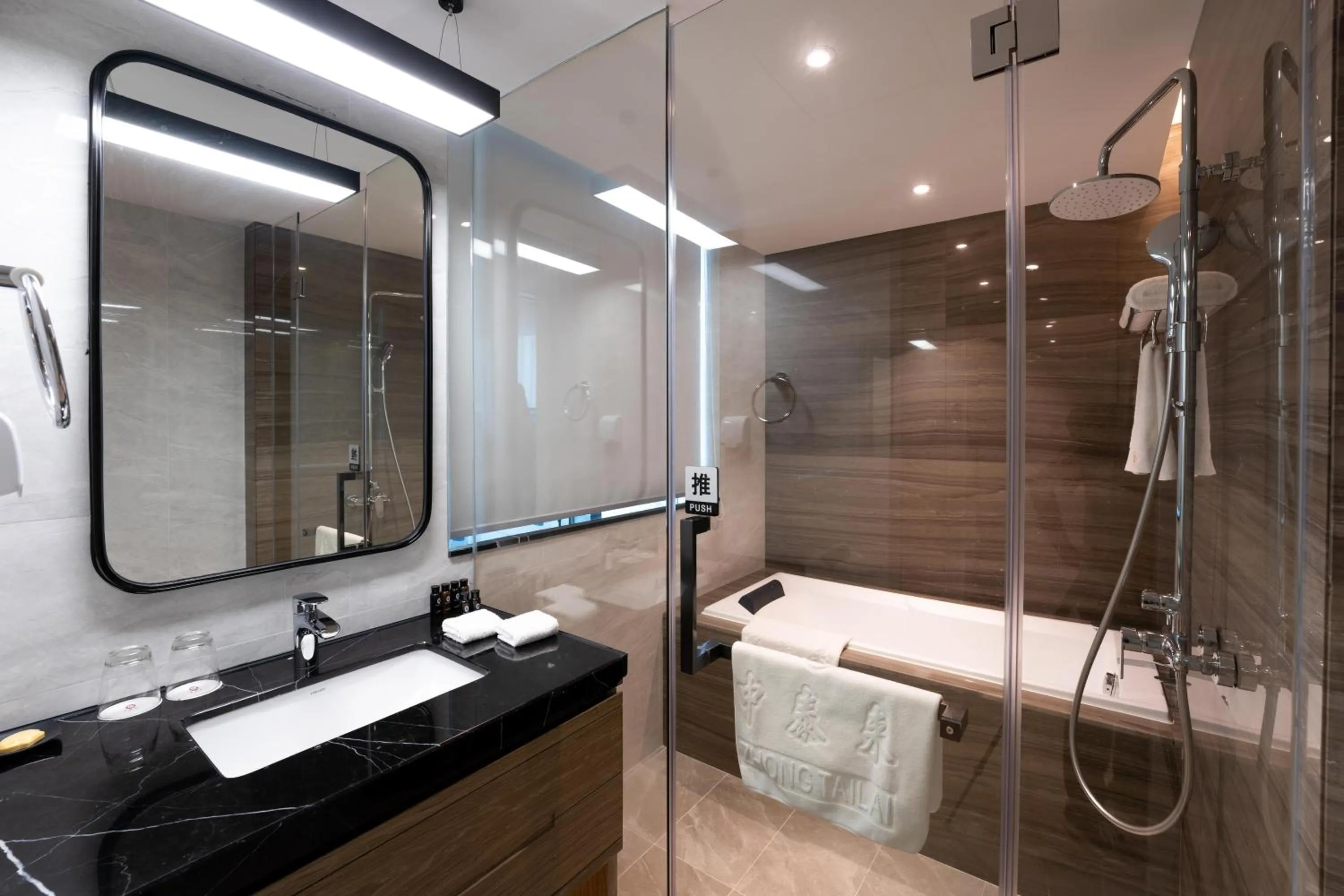 Shower in Zhong Tai Lai Hotel Shenzhen