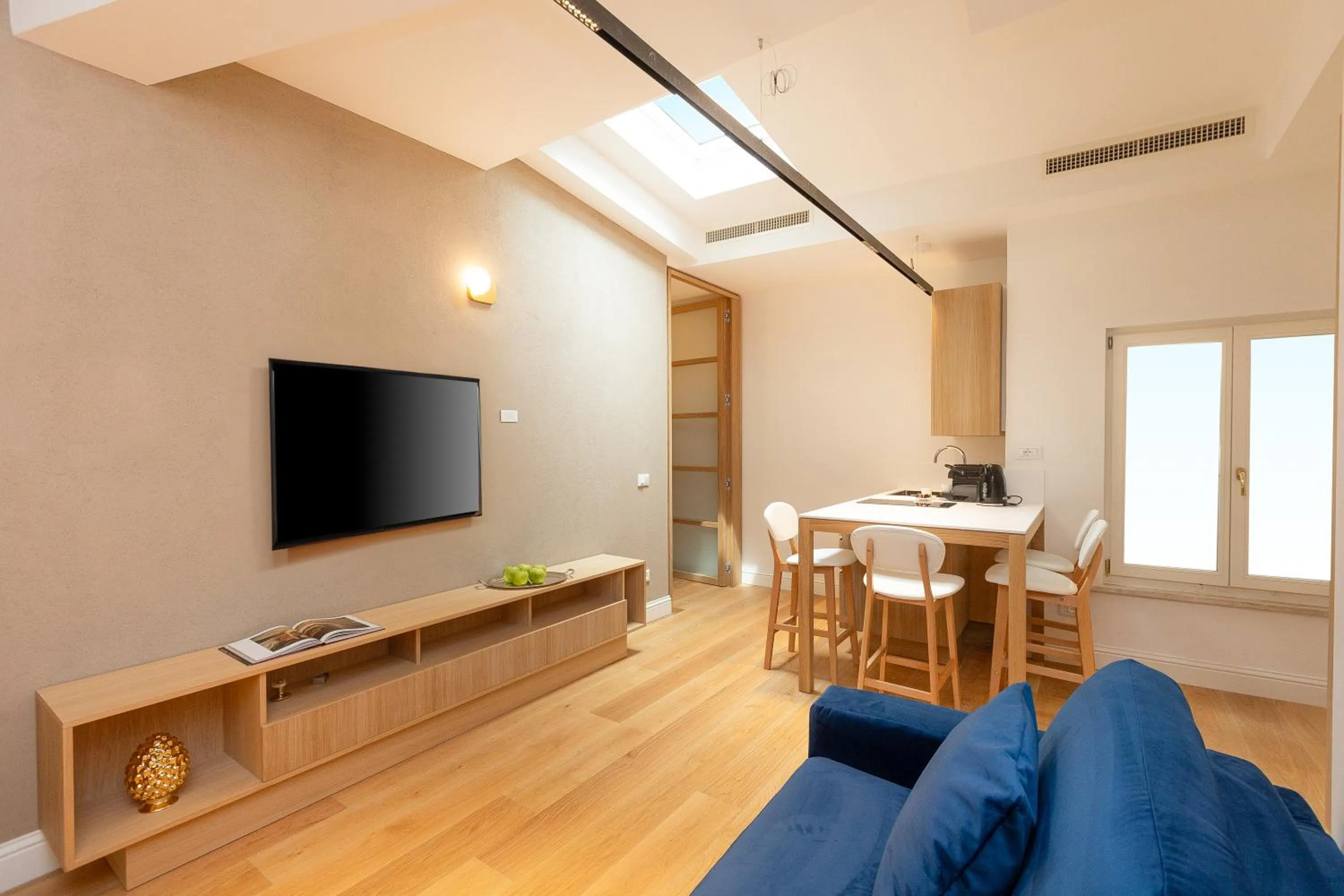 TV and multimedia in Amazing Piazza Venezia Suites