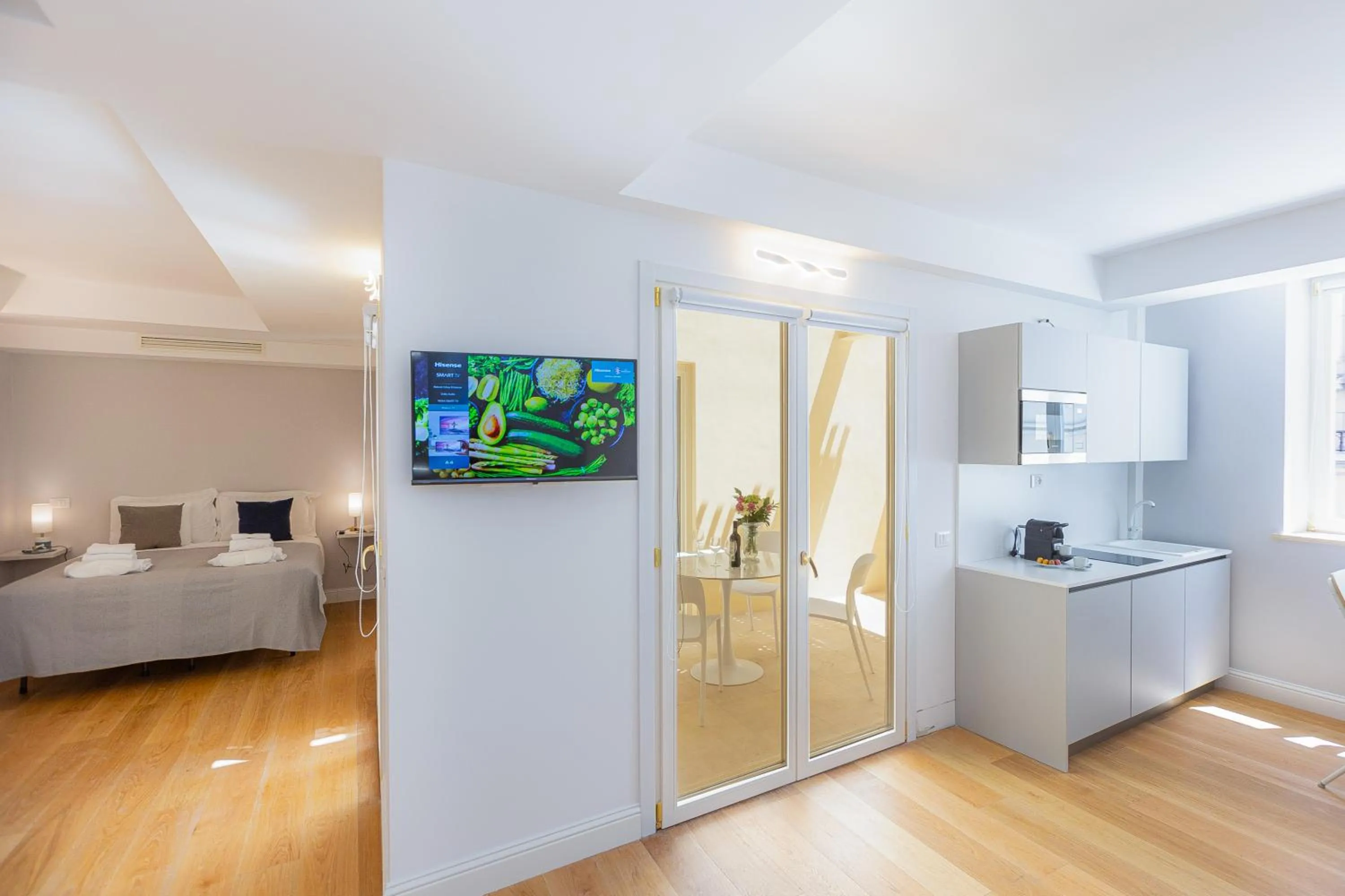 Balcony/Terrace, Bed in Amazing Piazza Venezia Suites