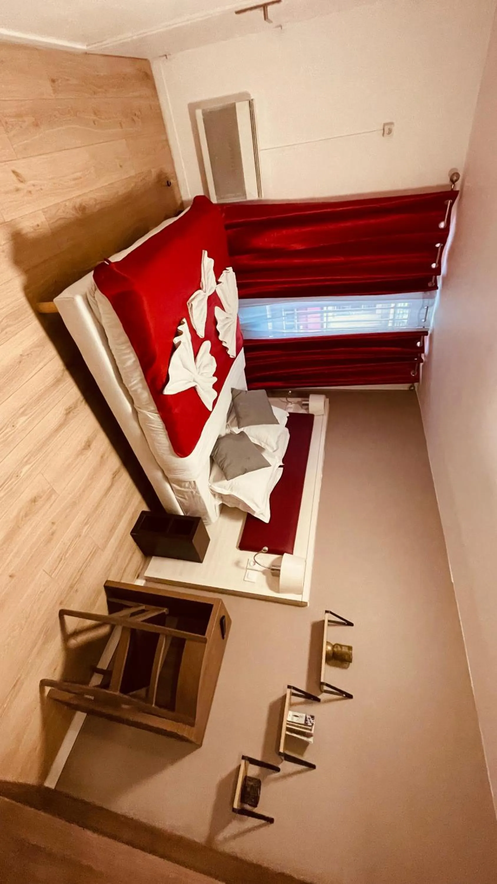 Photo of the whole room in Jeff Hotel