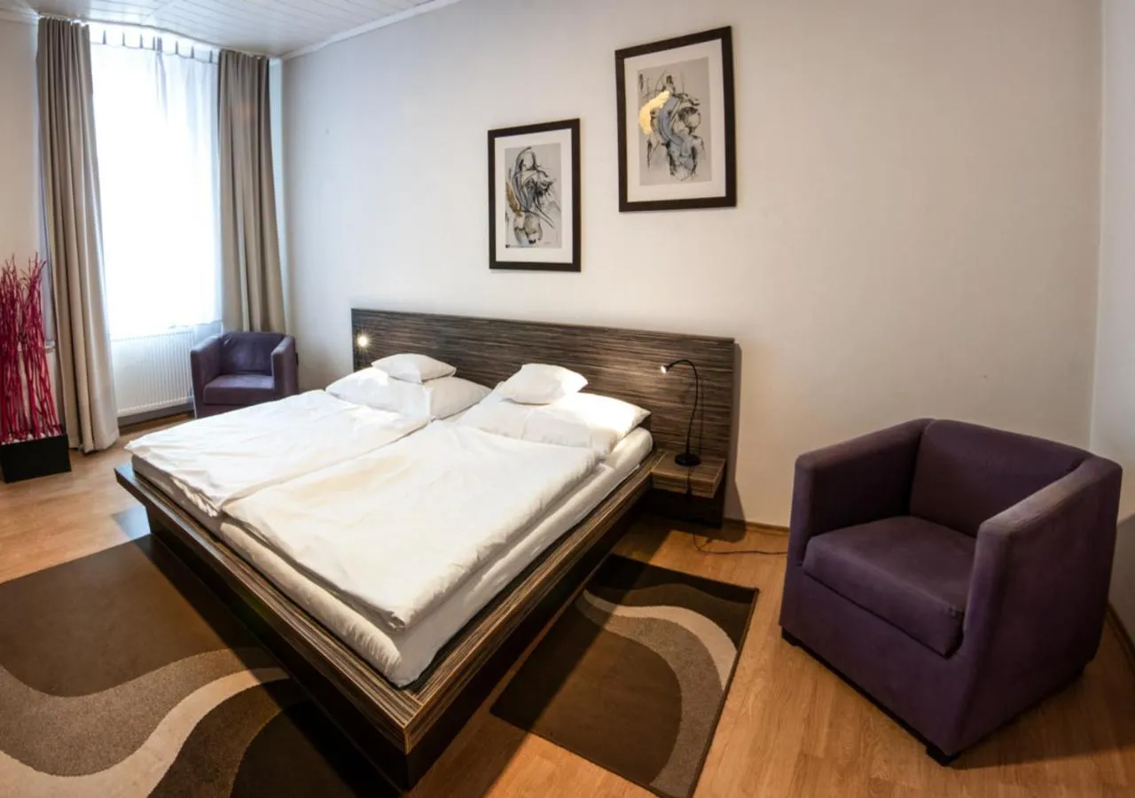 Photo of the whole room, Bed in Pension Horse Inn