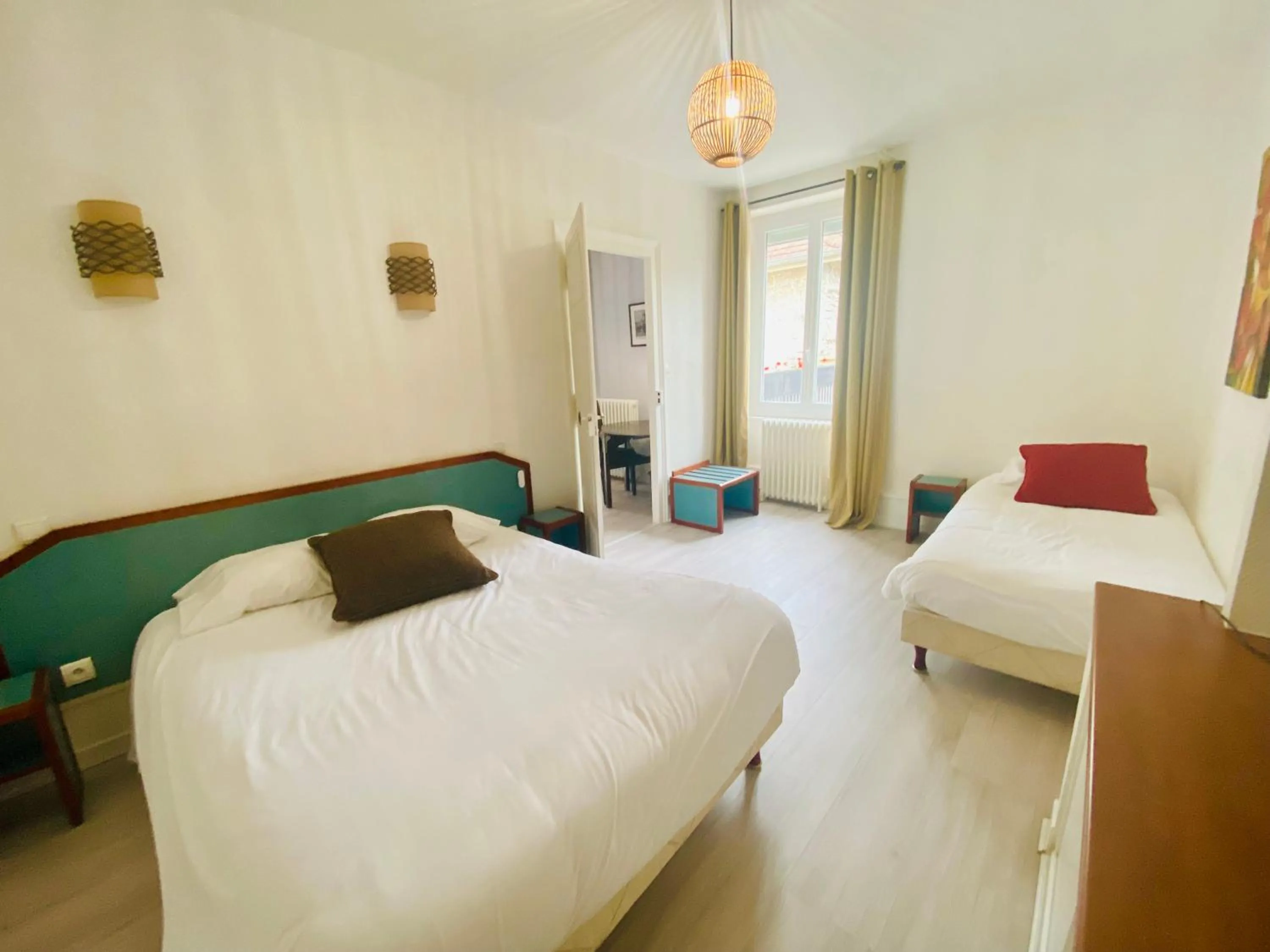 Bed in Logis Hostellerie la Chaumière