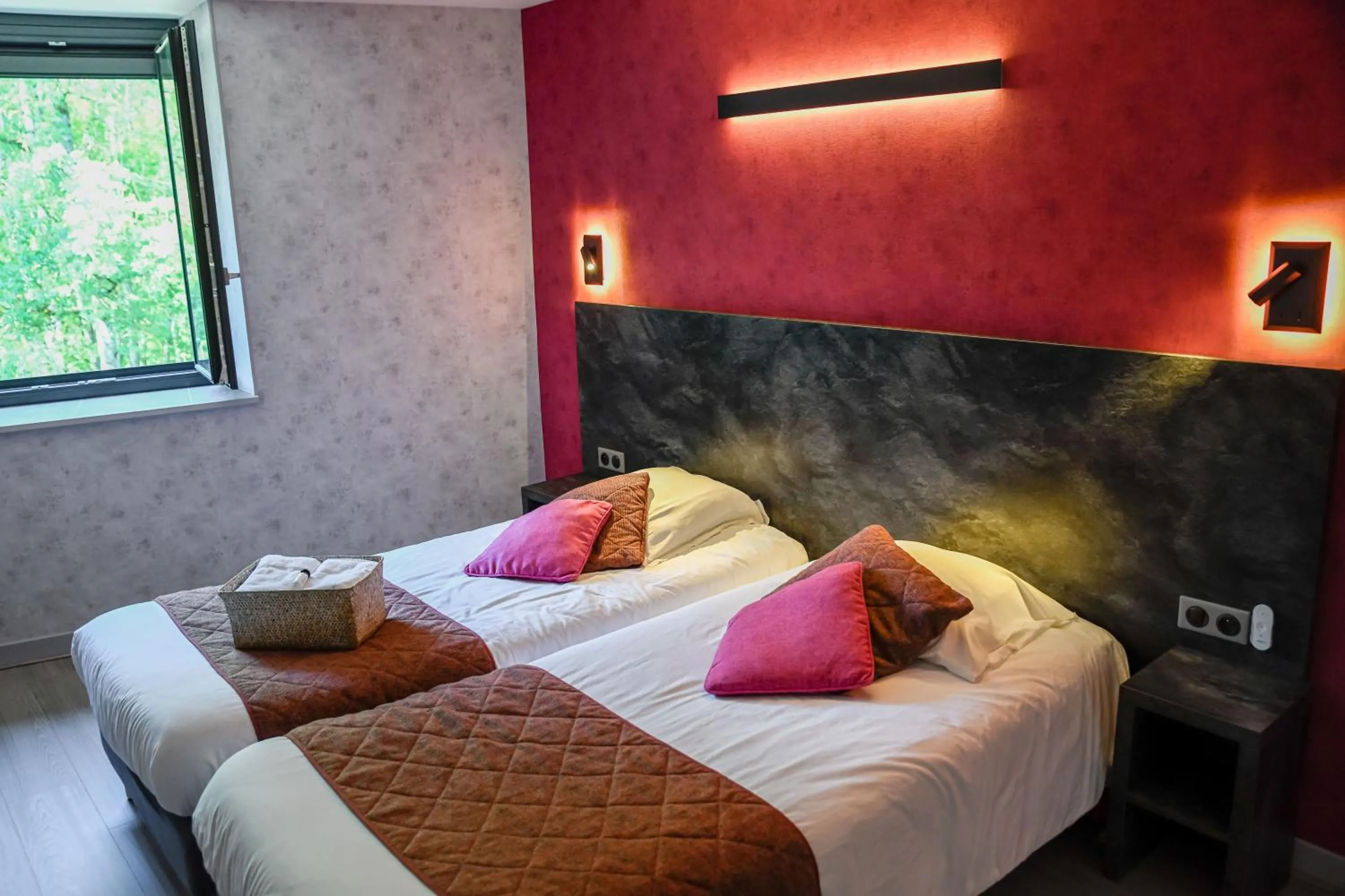 Property building, Bed in Logis Hostellerie la Chaumière