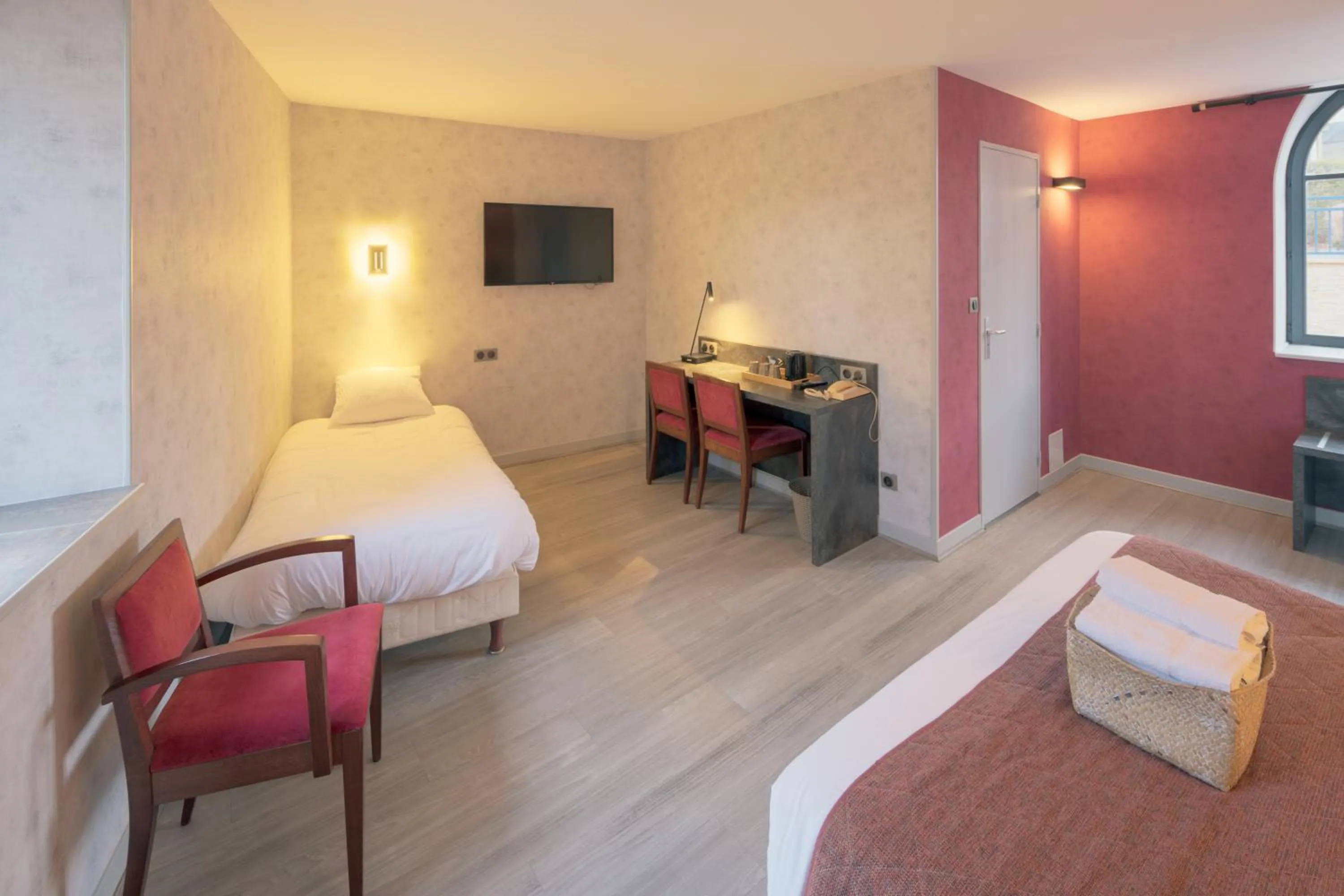 Bed in Logis Hostellerie la Chaumière