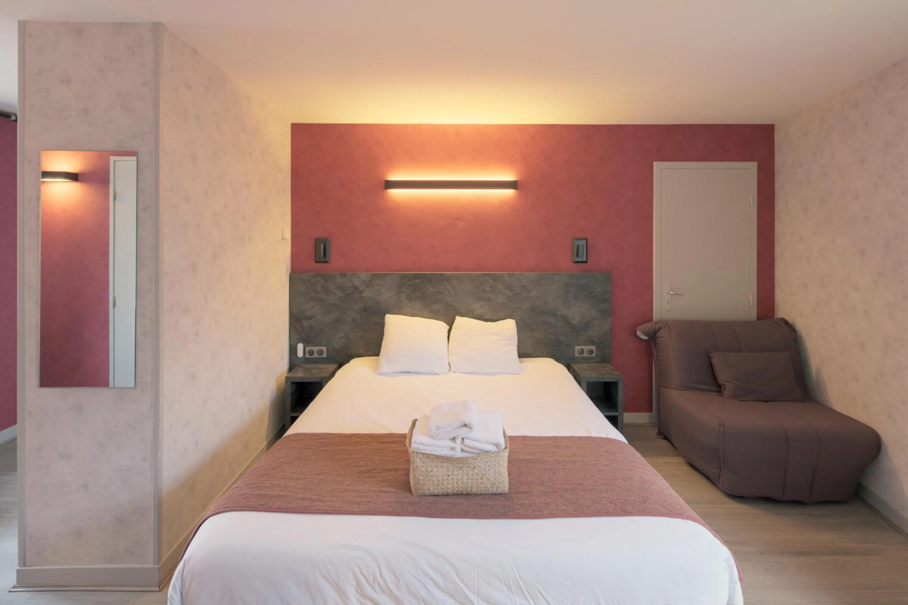 Bedroom, Bed in Logis Hostellerie la Chaumière