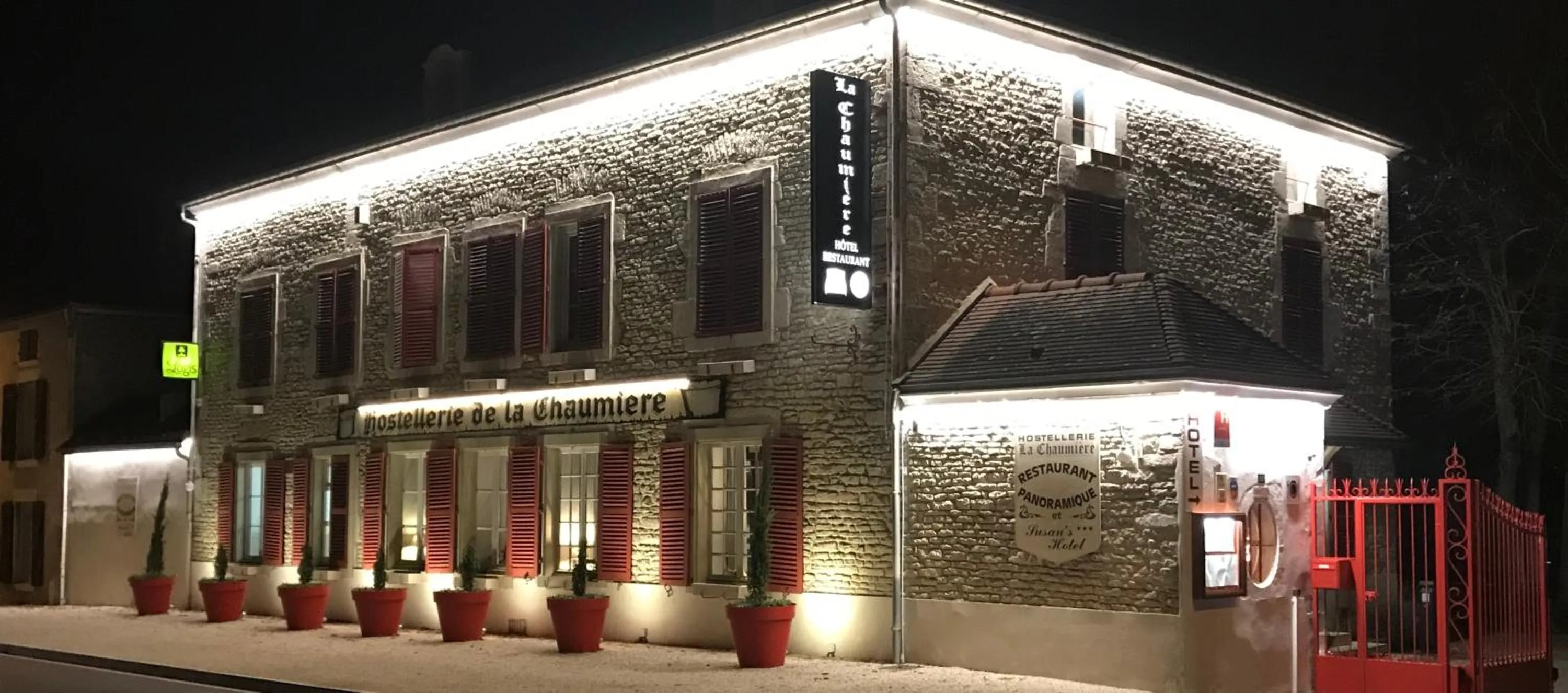 Facade/entrance in Logis Hostellerie la Chaumière